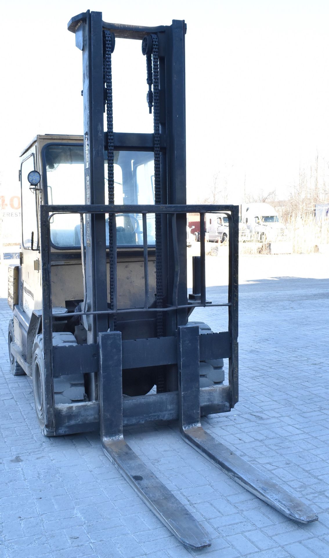 YALE GLP110MGNGBV124 LPG FORKLIFT WITH 11,000 LB CAPACITY, 24" LOAD CENTER, 180" MAX. VERTICAL - Image 3 of 6