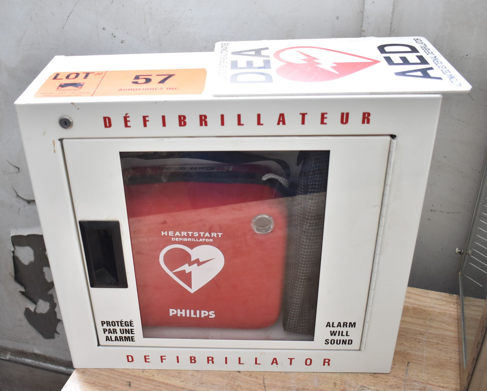 PHILLIPS HEARTSTART DEFIBRILLATOR [RIGGING FEE FOR LOT #57 - $25 CAD PLUS APPLICABLE TAXES]