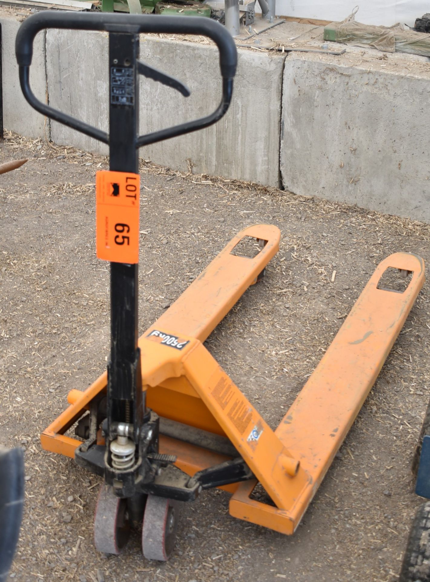 2500 KG CAPACITY PALLET JACK [RIGGING FEE FOR LOT #65 - $25 CAD PLUS APPLICABLE TAXES]