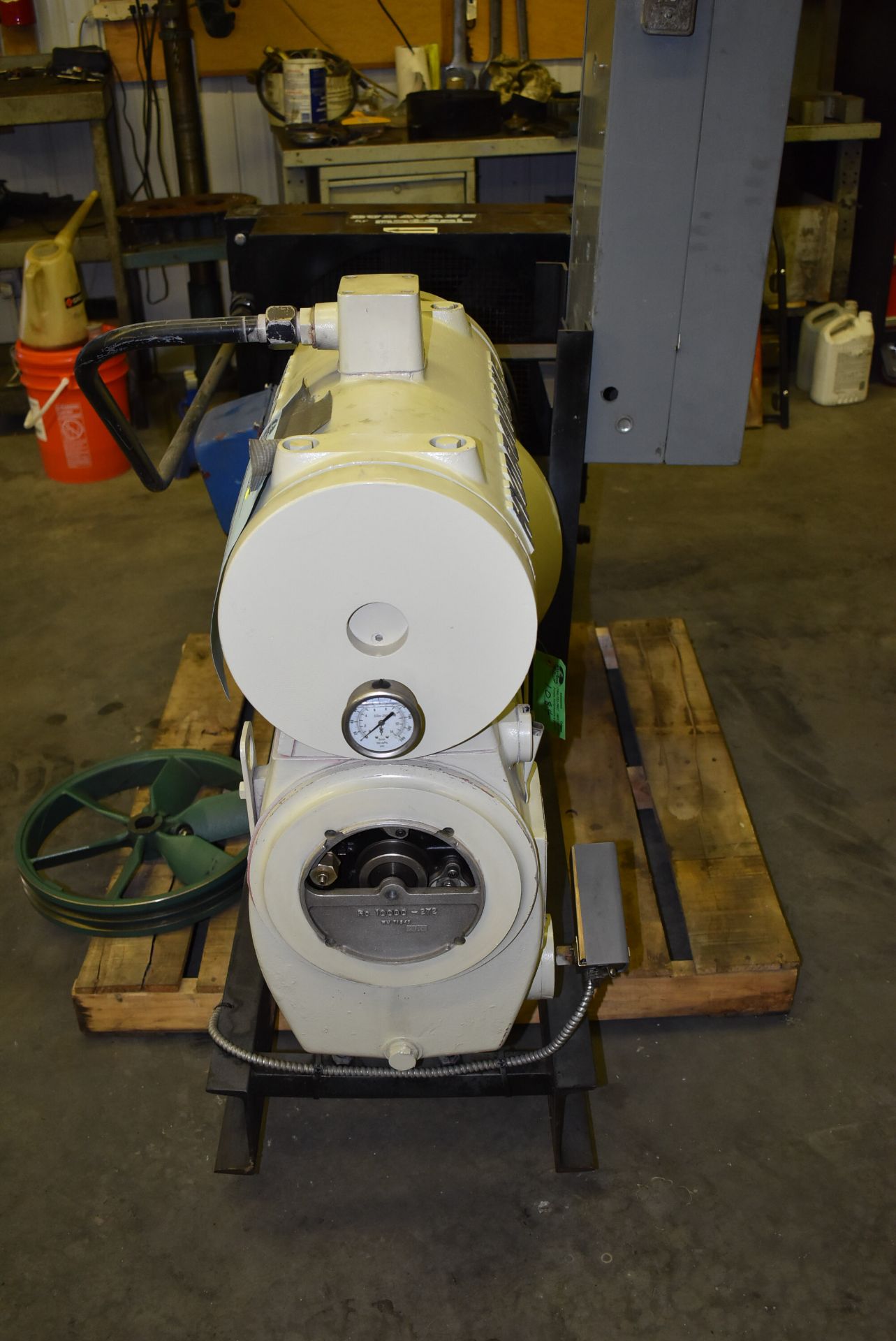 COMPAIR HYDROVANE 170CK ROTARY VANE TANK MOUNTED AIR COMPRESSOR WITH 50 HP, S/N: 5HV301609 (CI) [SKU - Image 3 of 7