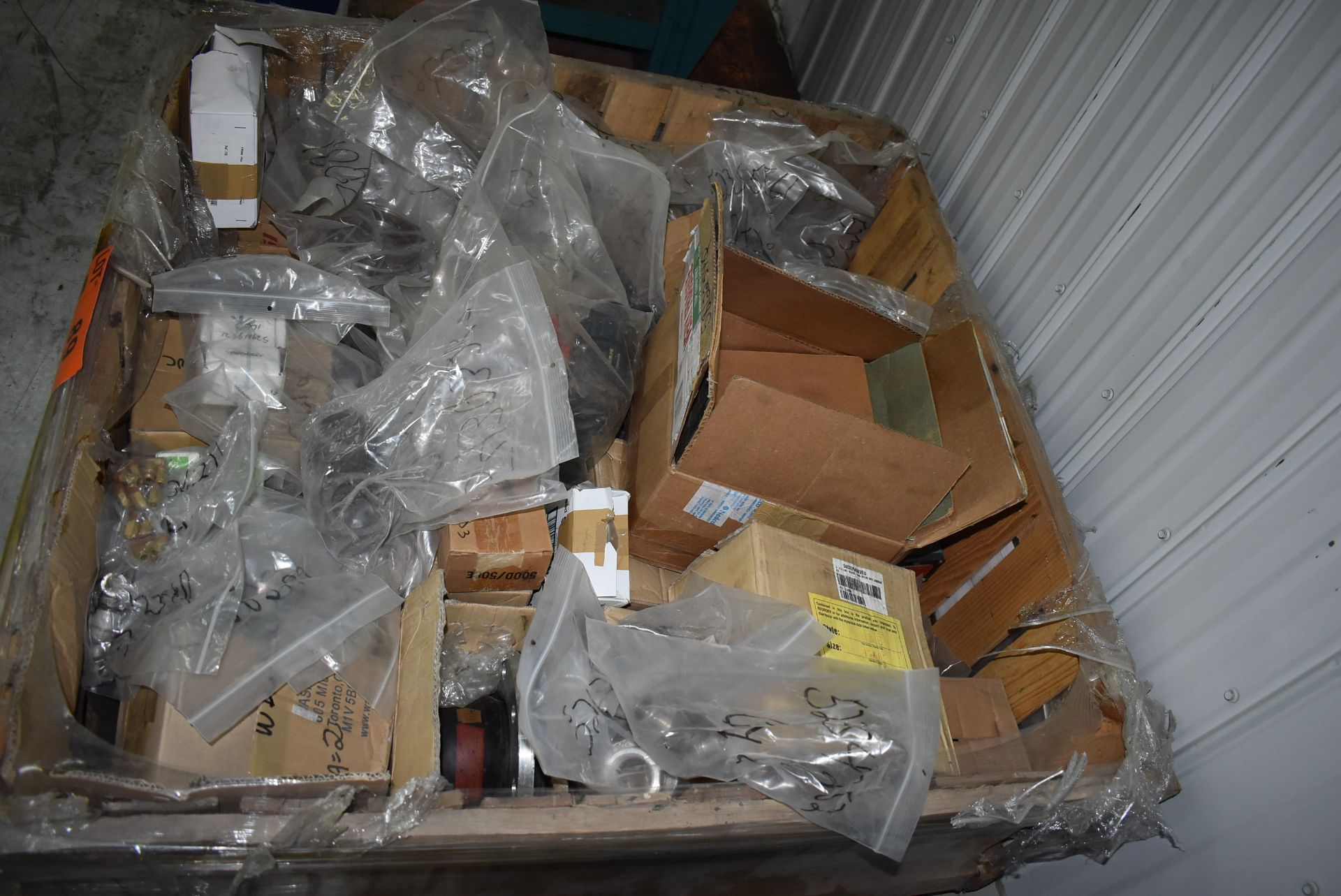 LOT/ CRATE OF HYDRAULIC & PNEUMATIC FITTINGS, PIPE COLLARS (CI) [RIGGING FEE FOR LOT #89 - $25 CAD - Image 5 of 5