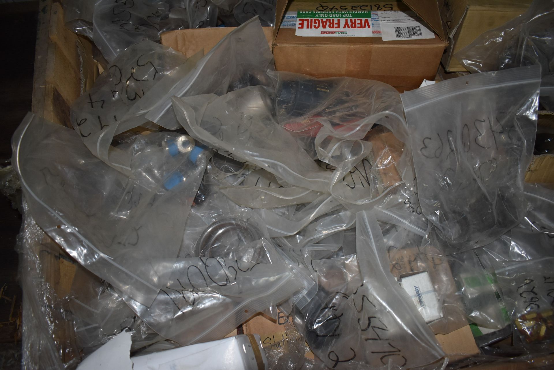 LOT/ CRATE OF HYDRAULIC & PNEUMATIC FITTINGS, PIPE COLLARS (CI) [RIGGING FEE FOR LOT #89 - $25 CAD - Image 3 of 5