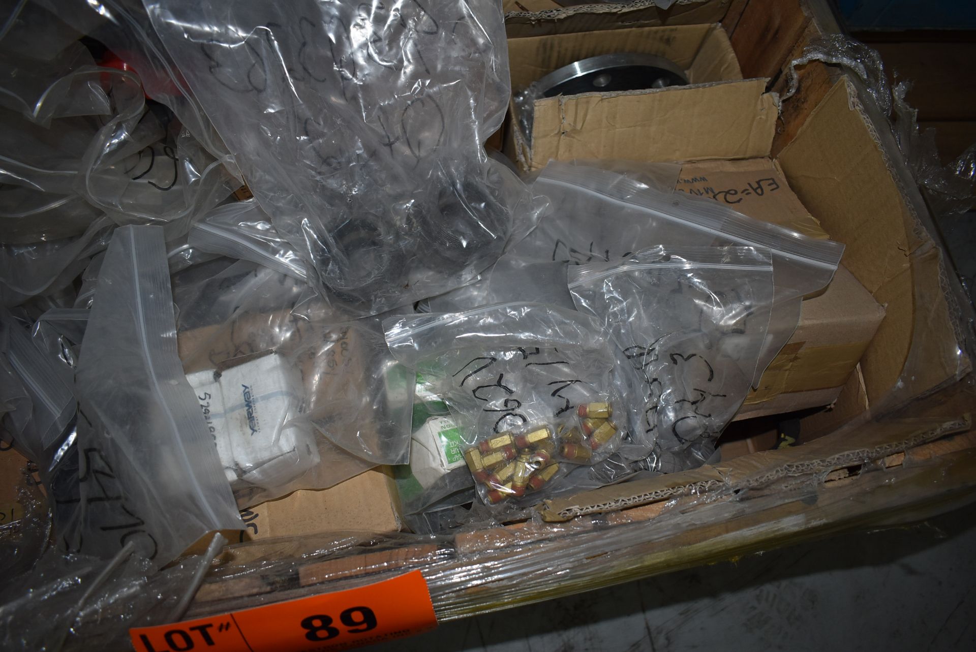 LOT/ CRATE OF HYDRAULIC & PNEUMATIC FITTINGS, PIPE COLLARS (CI) [RIGGING FEE FOR LOT #89 - $25 CAD - Image 2 of 5