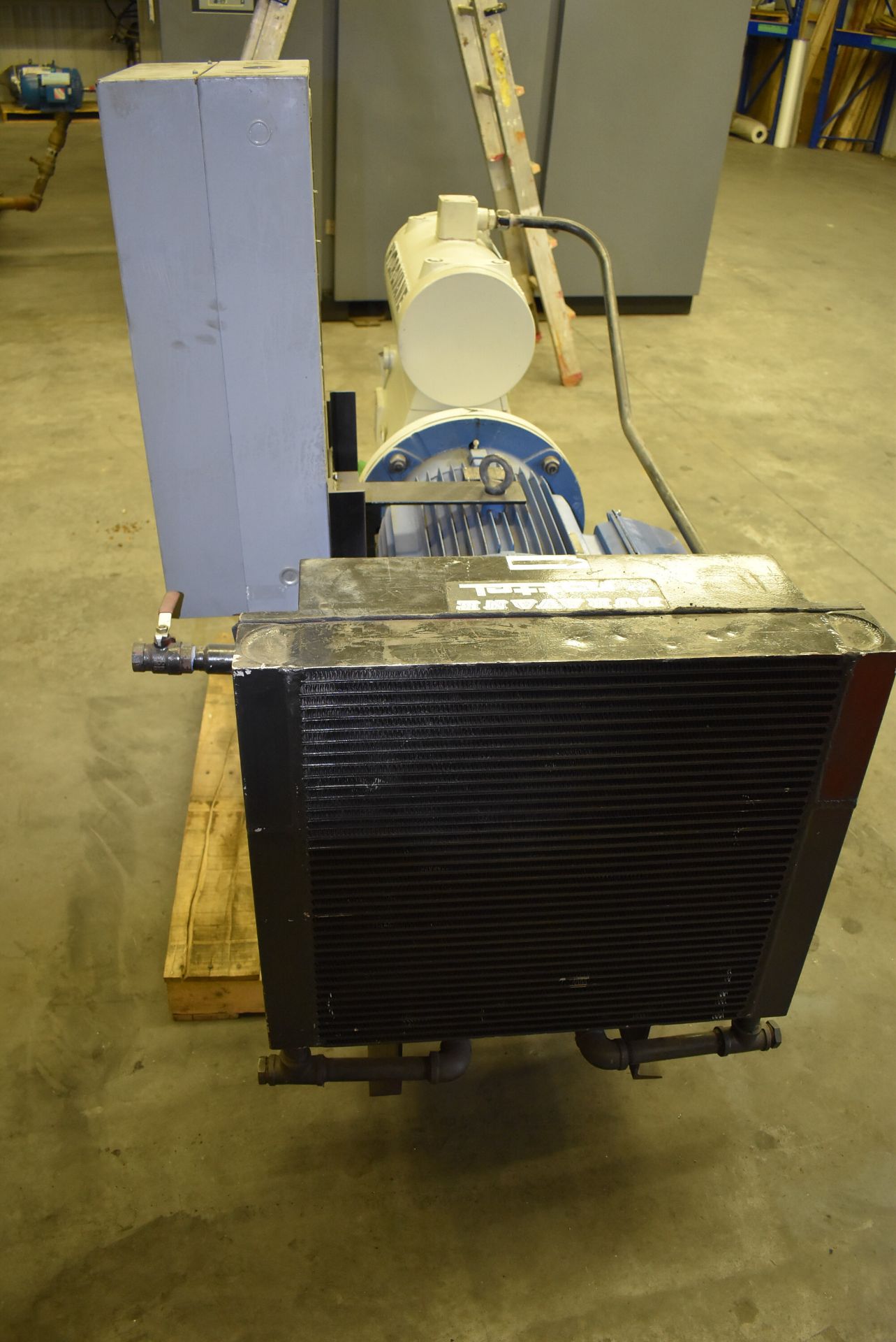 COMPAIR HYDROVANE 170CK ROTARY VANE TANK MOUNTED AIR COMPRESSOR WITH 50 HP, S/N: 5HV301609 (CI) [SKU - Image 6 of 7