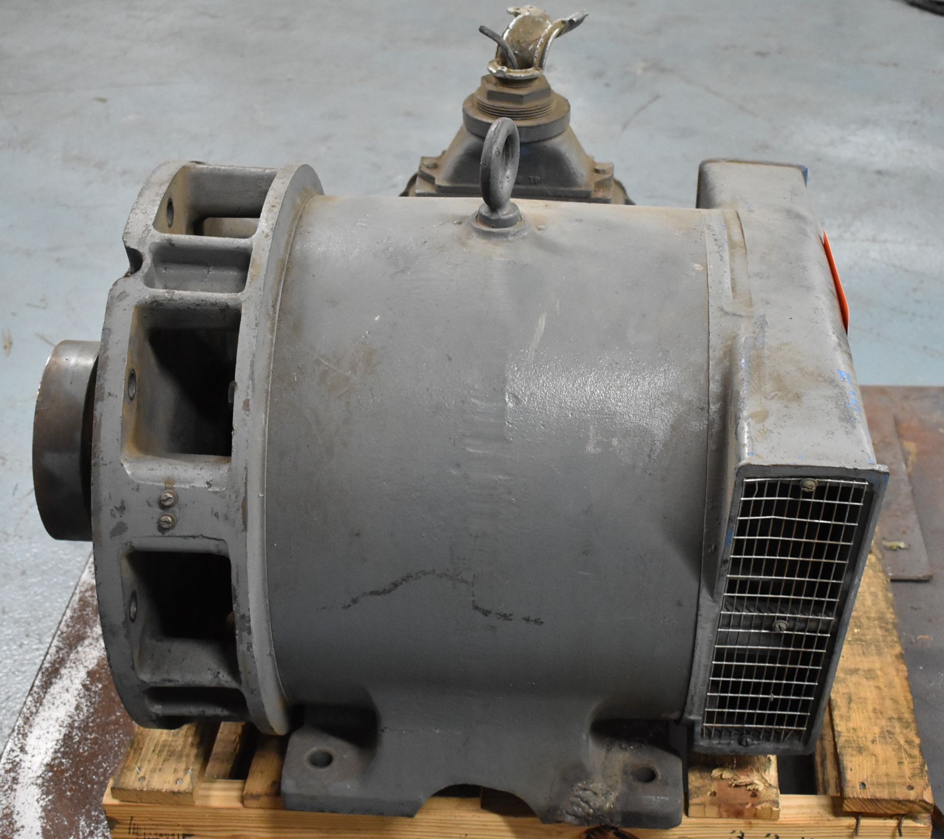 HEAVY DUTY ELECTRIC MOTOR (CI) [RIGGING FEES FOR LOT #33 - $125 CAD PLUS APPLICABLE TAXES] - Image 2 of 4