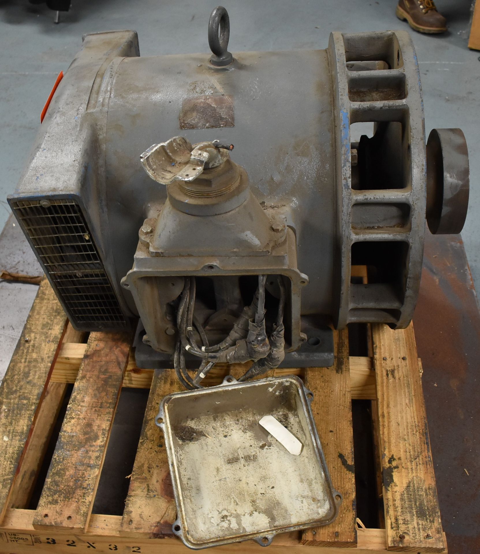 HEAVY DUTY ELECTRIC MOTOR (CI) [RIGGING FEES FOR LOT #33 - $125 CAD PLUS APPLICABLE TAXES] - Image 4 of 4