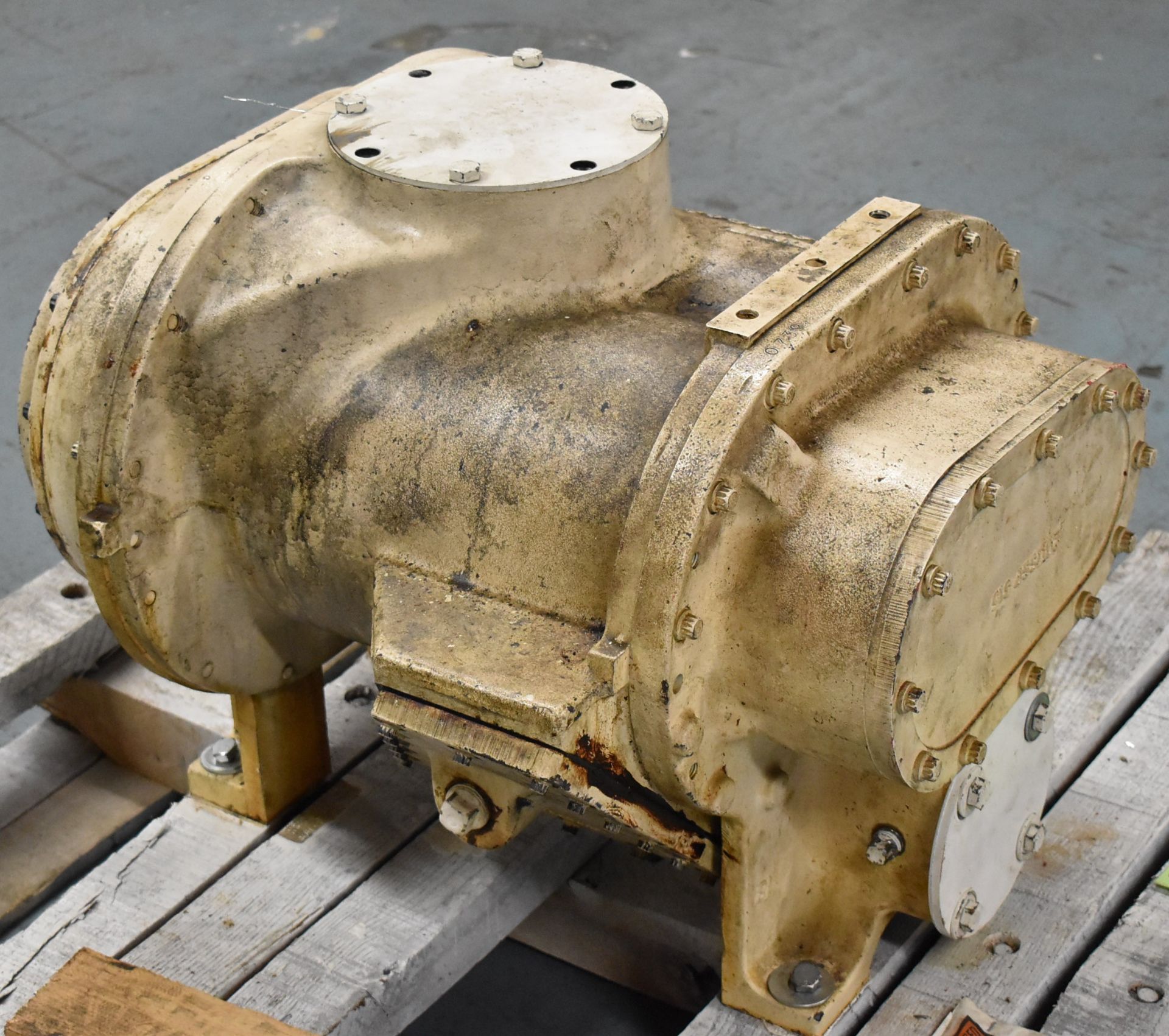 GARDNER DENVER COMPRESSOR AIR END, S/N: N/A (CI) [RIGGING FEES FOR LOT #38 - $25 CAD PLUS APPLICABLE - Image 4 of 5