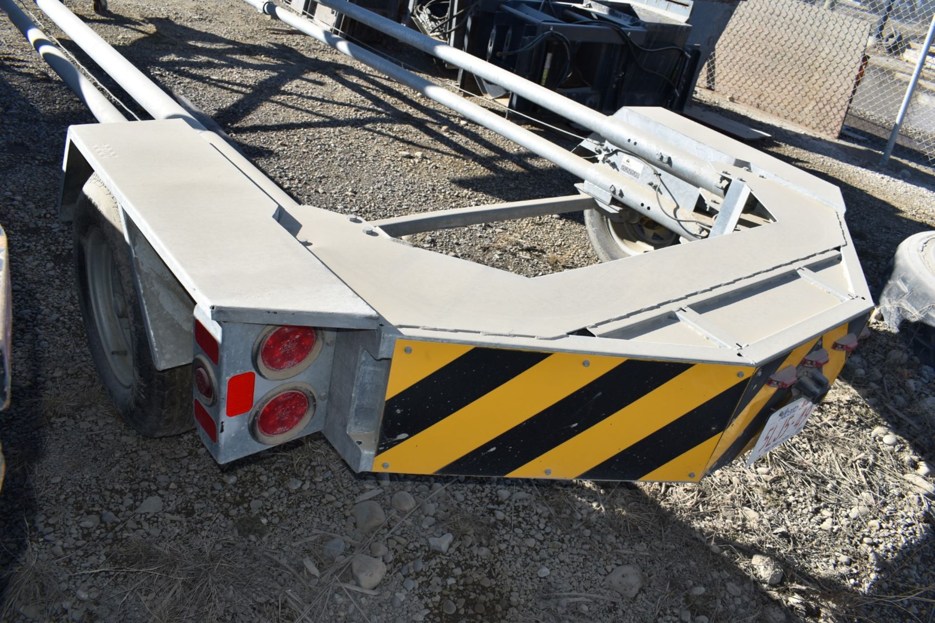 TRINITY HIGHWAY PRODUCTS (2017) VTQ-TL3 ENERGY ABSORPTION HIGHWAY SAFETY ATTENUATOR WITH ARROW - Image 6 of 10