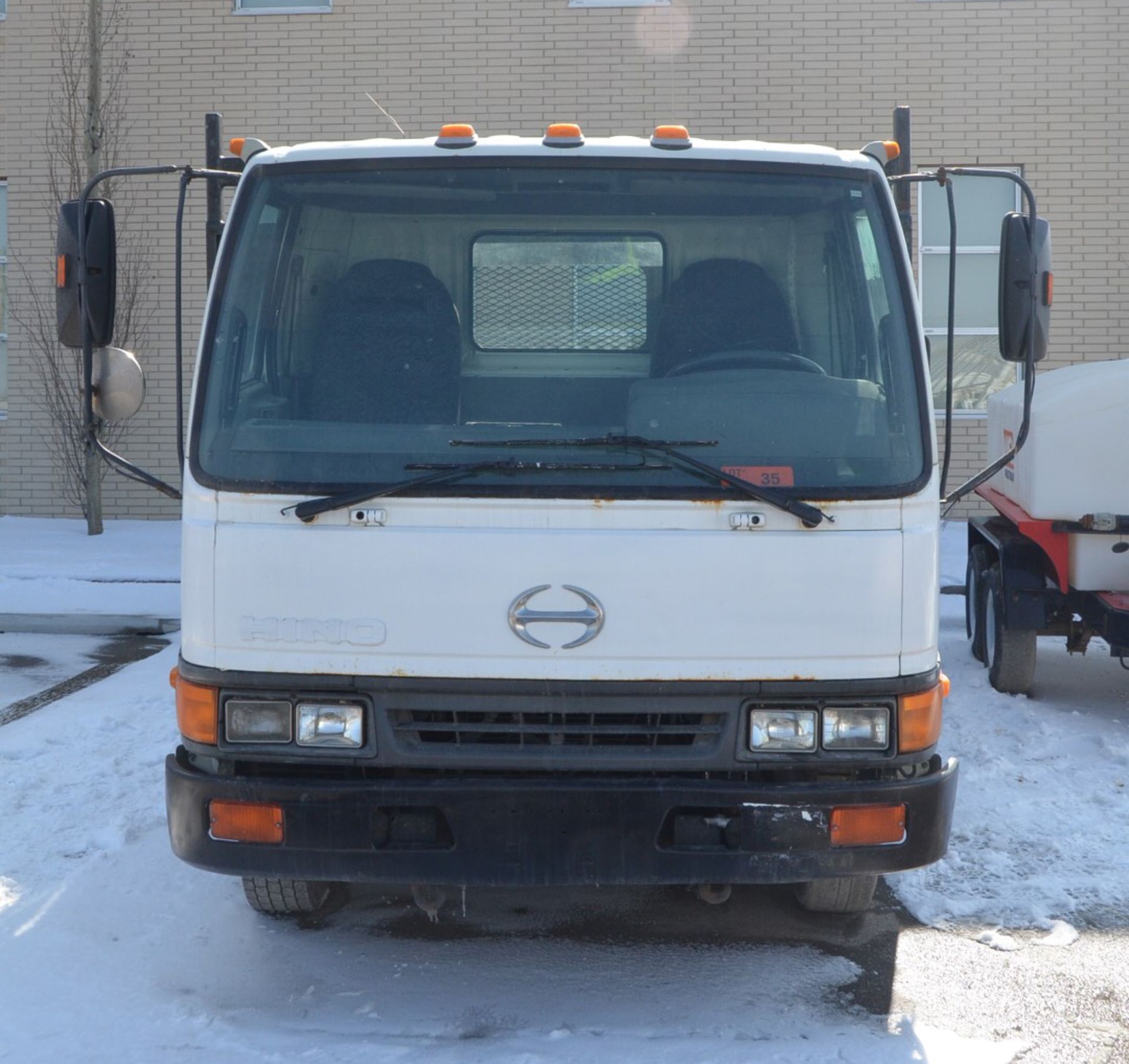 HINO (2004) FB FLAT DECK CAB FORWARD TRUCK WITH 5.3-LITER DIESEL ENGINE, AUTO, RWD, DUALLY, - Image 2 of 15