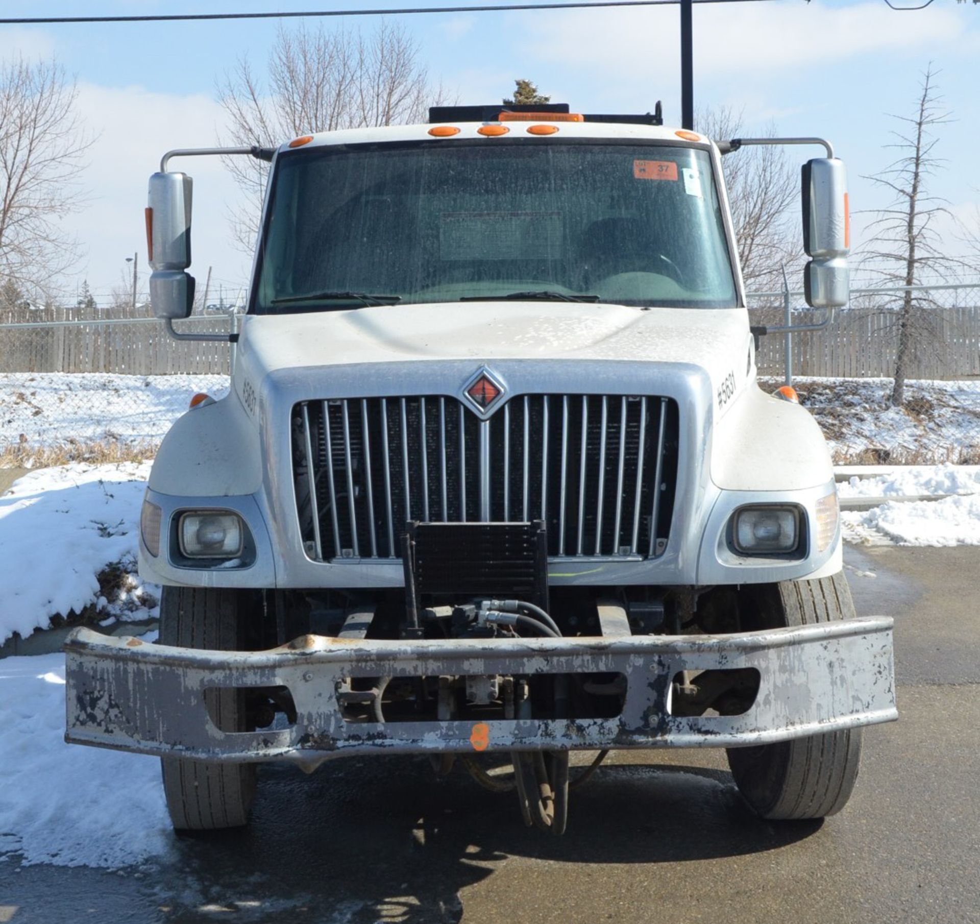 INTERNATIONAL (2006) DT466 7300 SFA 4X2 TACK TRUCK WITH INTERNATIONAL DT466/MAXXFORCE DT 7.6-LITER - Image 2 of 17