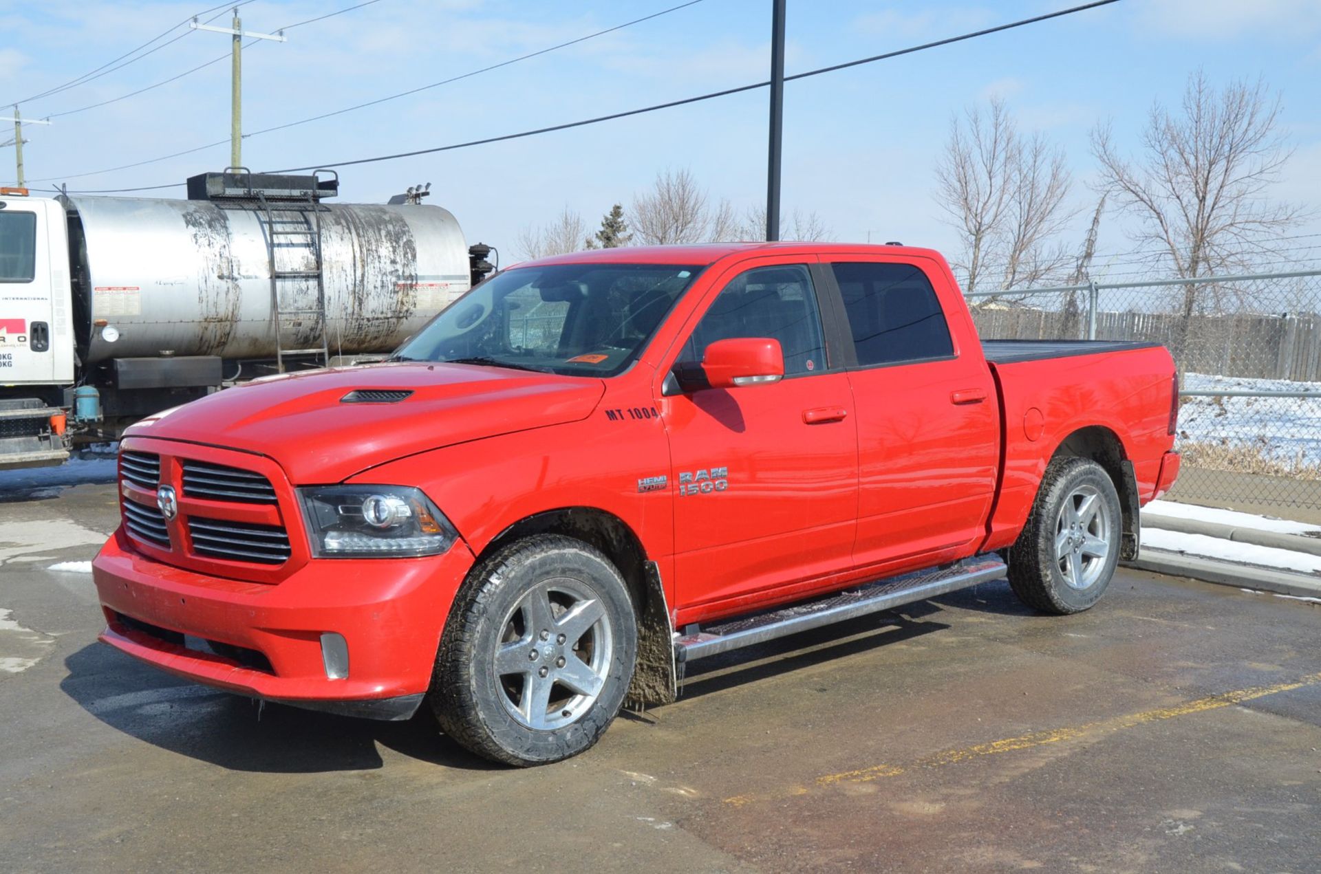 DODGE (2015) RAM 1500 SPORT CREW CAB PICKUP TRUCK WITH 5.7-LITER HEMI V8 GAS ENGINE, AUTO, 4X4,