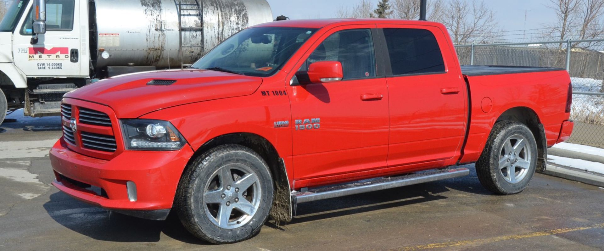 DODGE (2015) RAM 1500 SPORT CREW CAB PICKUP TRUCK WITH 5.7-LITER HEMI V8 GAS ENGINE, AUTO, 4X4, - Image 3 of 20