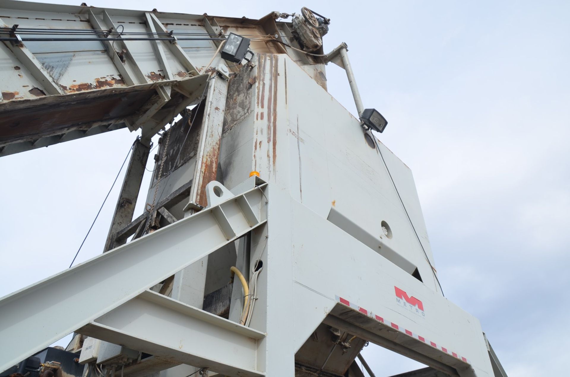 CEDARAPIDS MODEL 805E-400 SELF-ERECTING MIXED ASPHALT SILO WITH 50HP SLAT BUCKET ELEVATOR - Image 9 of 17