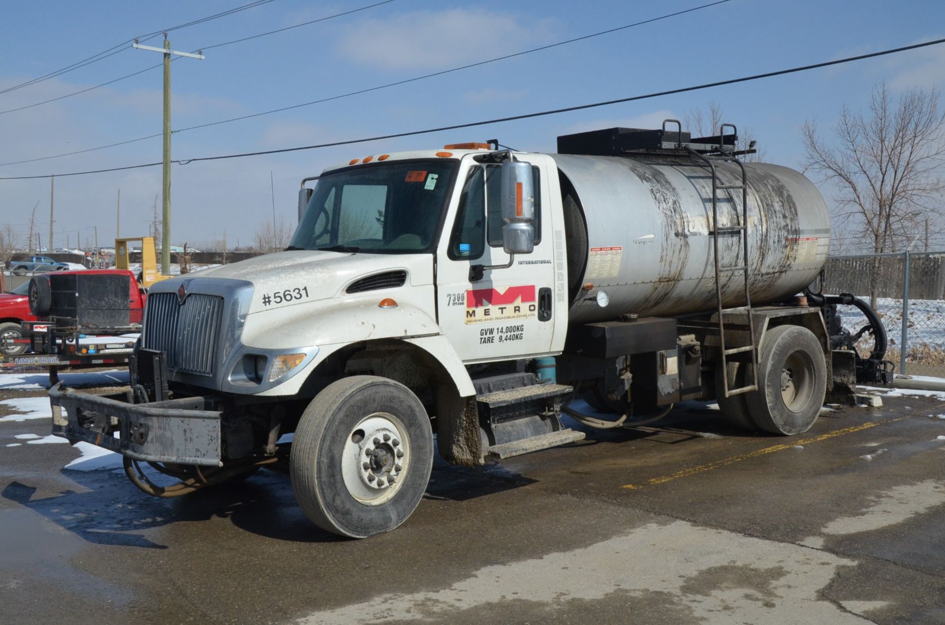 INTERNATIONAL (2006) DT466 7300 SFA 4X2 TACK TRUCK WITH INTERNATIONAL DT466/MAXXFORCE DT 7.6-LITER