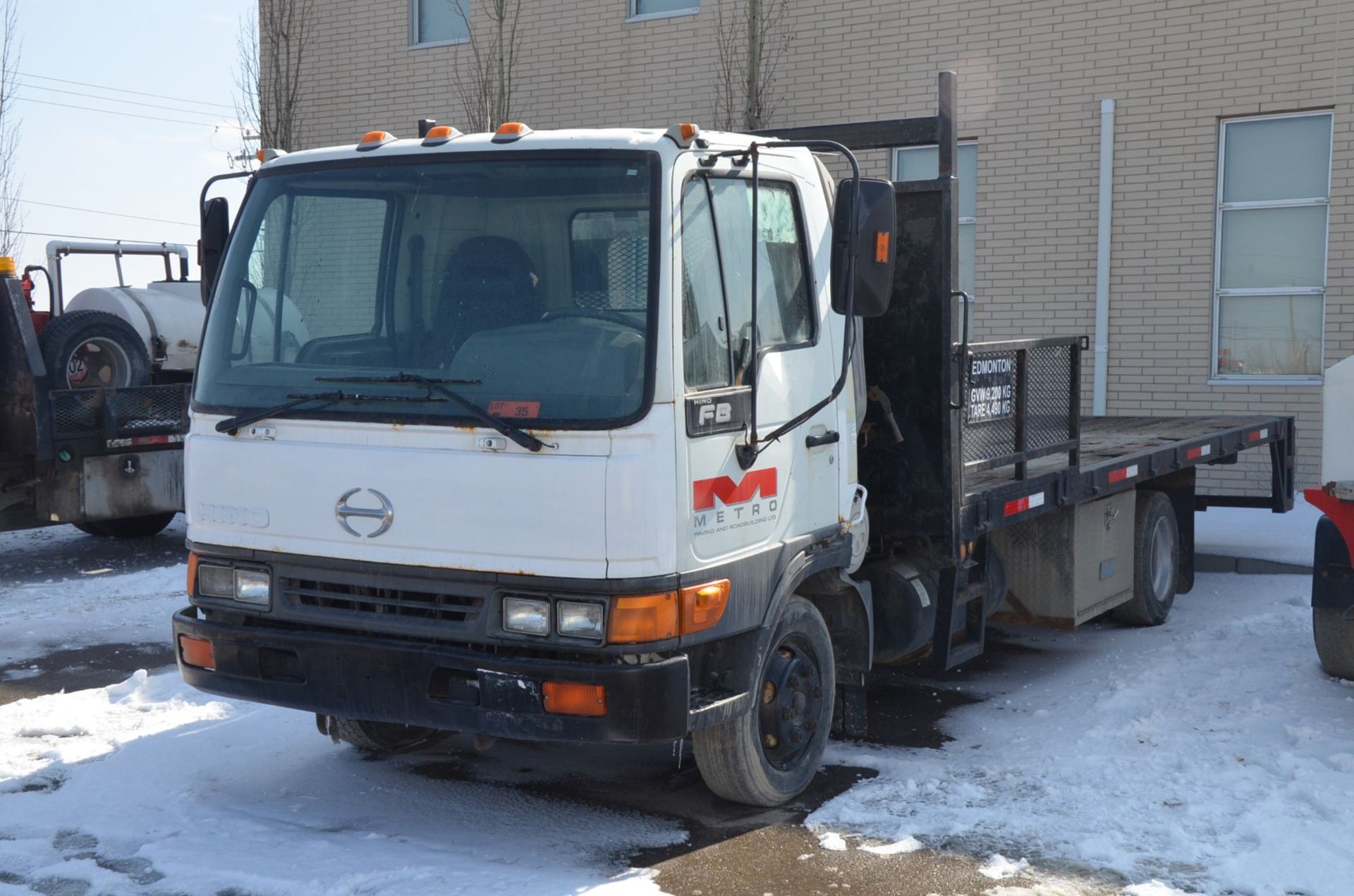 HINO (2004) FB FLAT DECK CAB FORWARD TRUCK WITH 5.3-LITER DIESEL ENGINE, AUTO, RWD, DUALLY, - Image 4 of 15