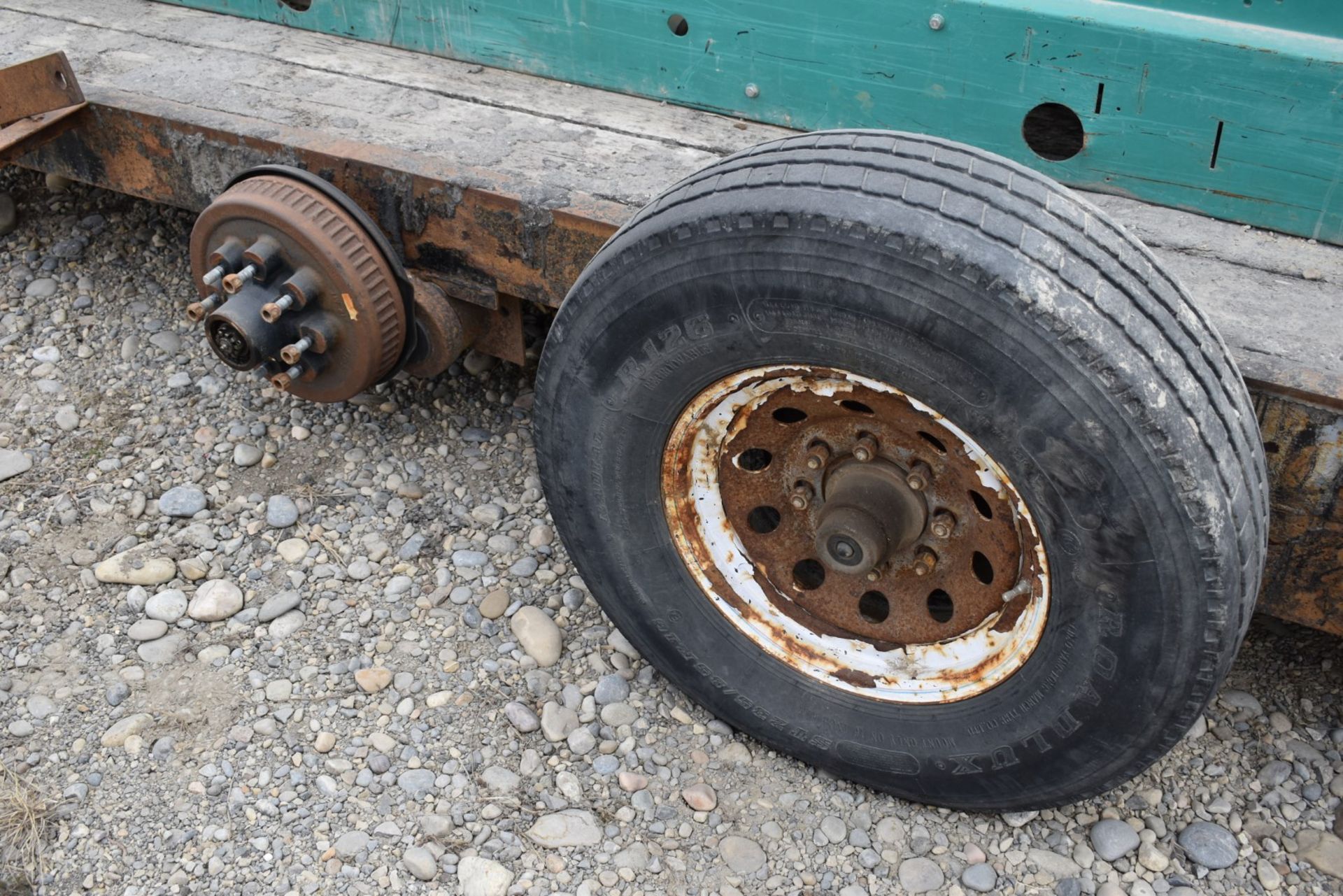 CANADA TRAILER MFG (2010) CE716-14K 14,000LB CAPACITY TANDEM AXLE FLAT DECK TRAILER WITH 7'X16' WOOD - Image 7 of 12