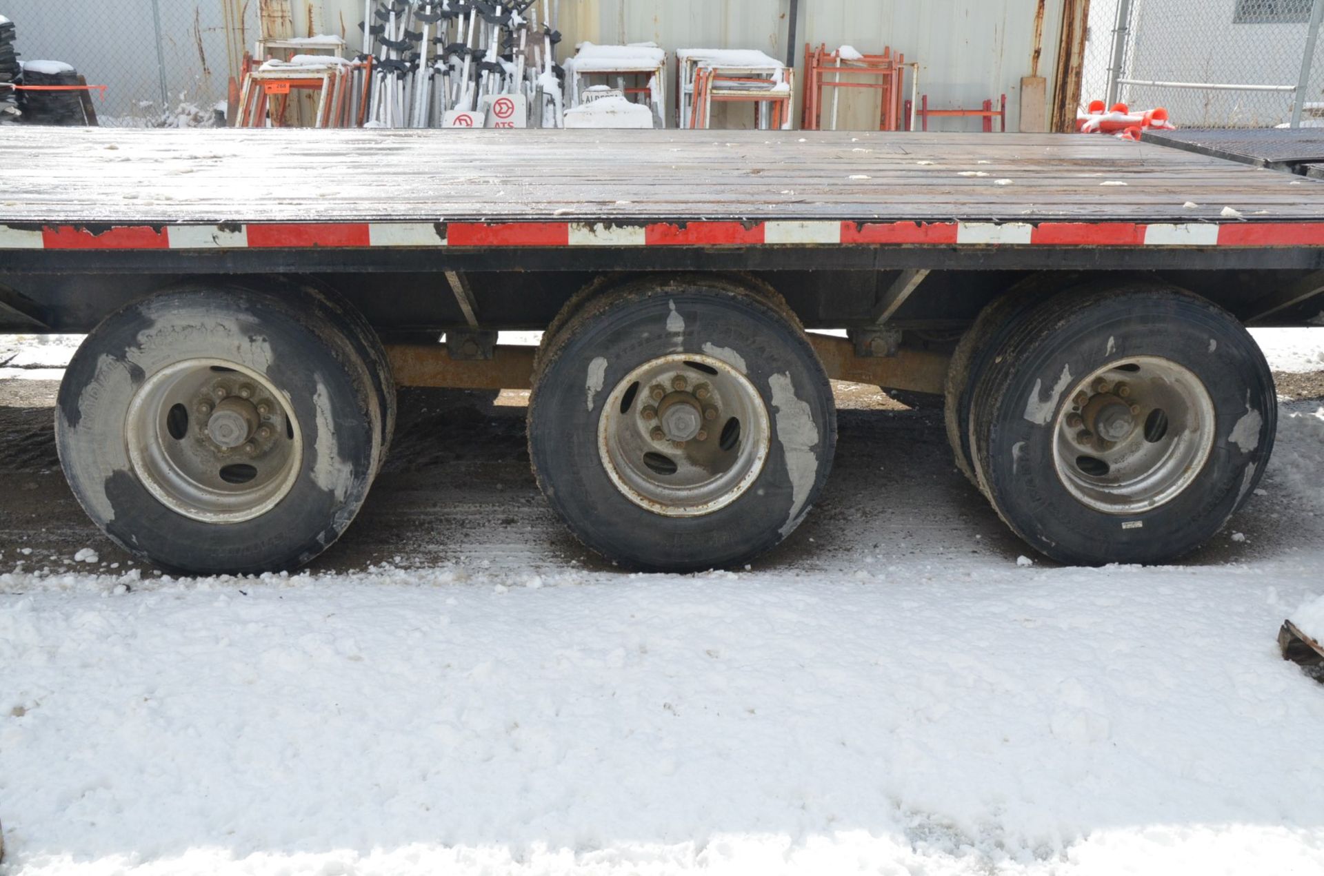 ABU (2018) E10230DP310 TRI AXLE TRAILER WITH 8'X30' WOOD DECK, STEEL LOADING RAMPS, VIN: 2 - Image 6 of 12