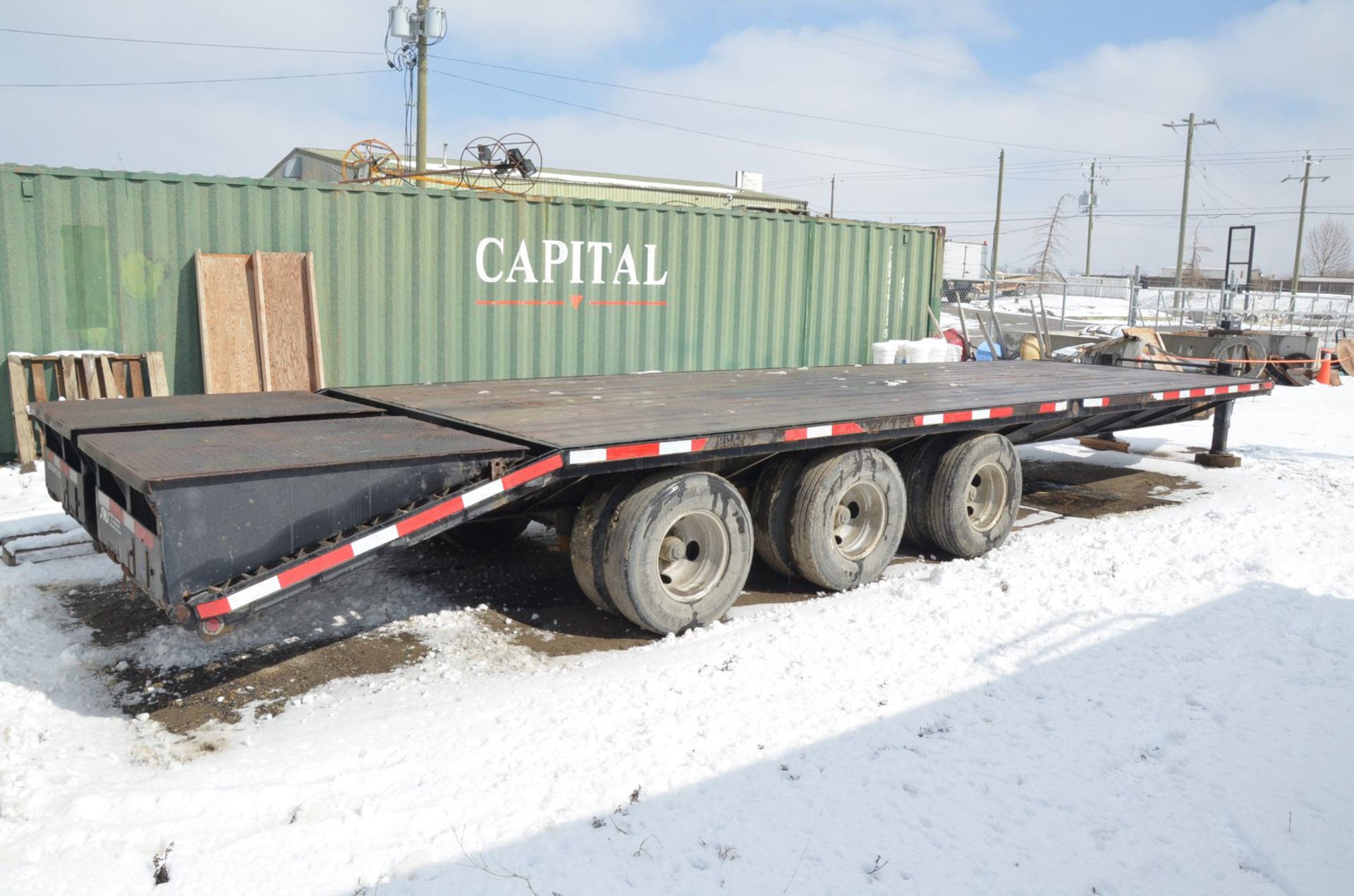 ABU (2018) E10230DP310 TRI AXLE TRAILER WITH 8'X30' WOOD DECK, STEEL LOADING RAMPS, VIN: 2 - Image 4 of 12