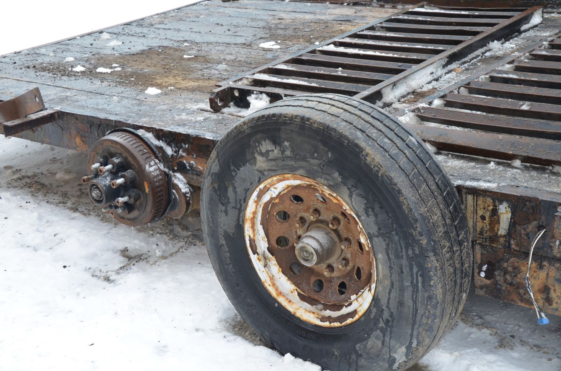 CANADA TRAILER MFG (2010) CE716-14K 14,000LB CAPACITY TANDEM AXLE FLAT DECK TRAILER WITH 7'X16' WOOD - Image 10 of 12