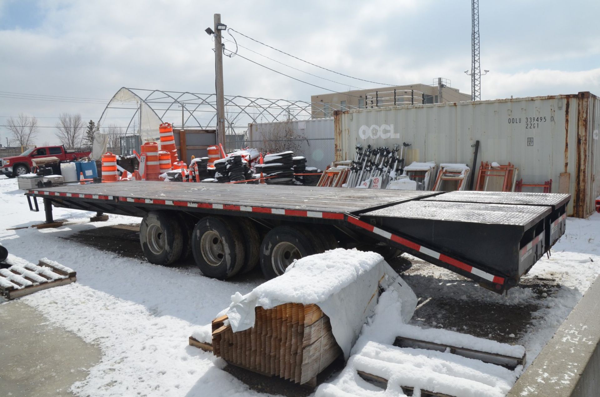 ABU (2018) E10230DP310 TRI AXLE TRAILER WITH 8'X30' WOOD DECK, STEEL LOADING RAMPS, VIN: 2 - Image 5 of 12