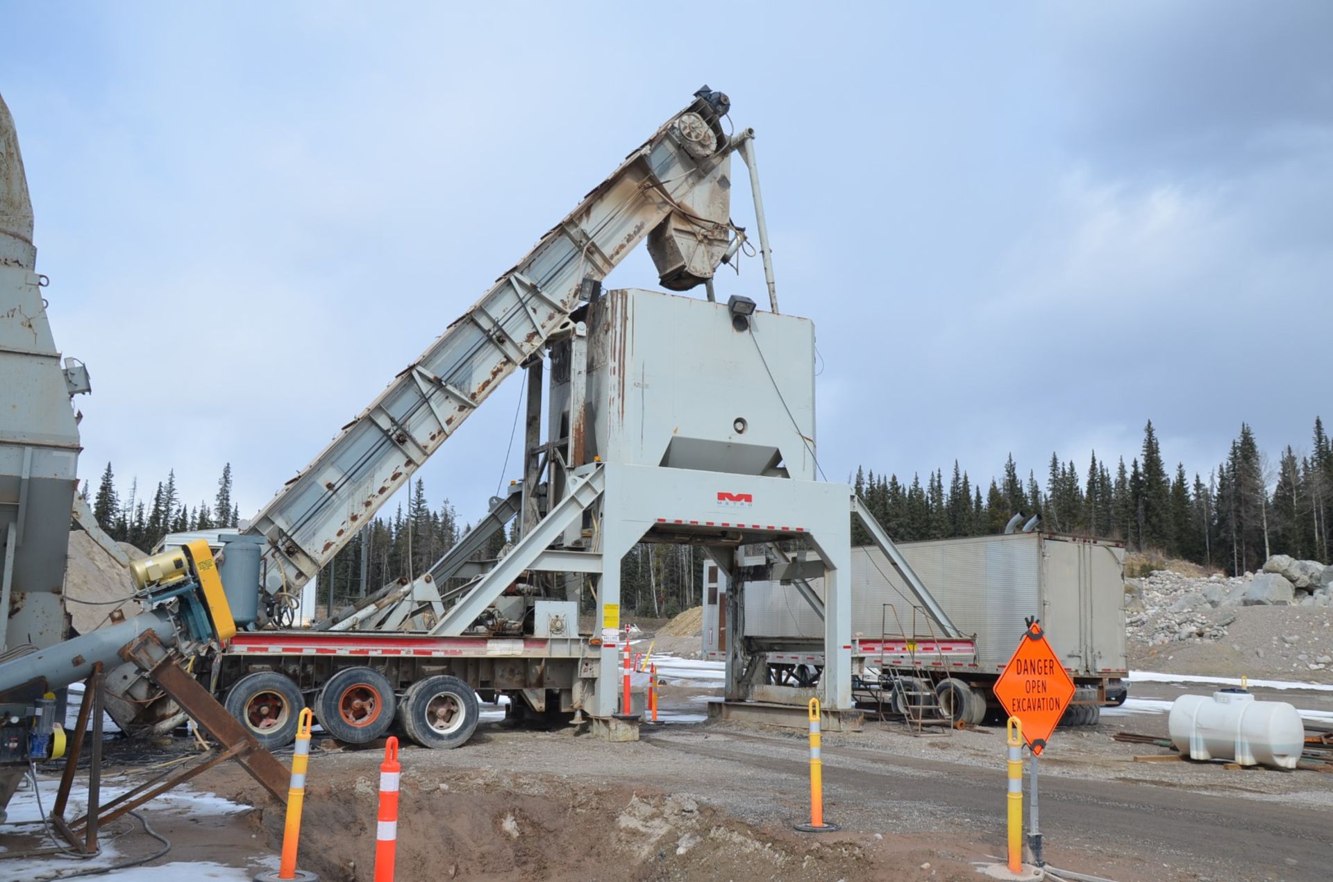 CEDARAPIDS MODEL 805E-400 SELF-ERECTING MIXED ASPHALT SILO WITH 50HP SLAT BUCKET ELEVATOR