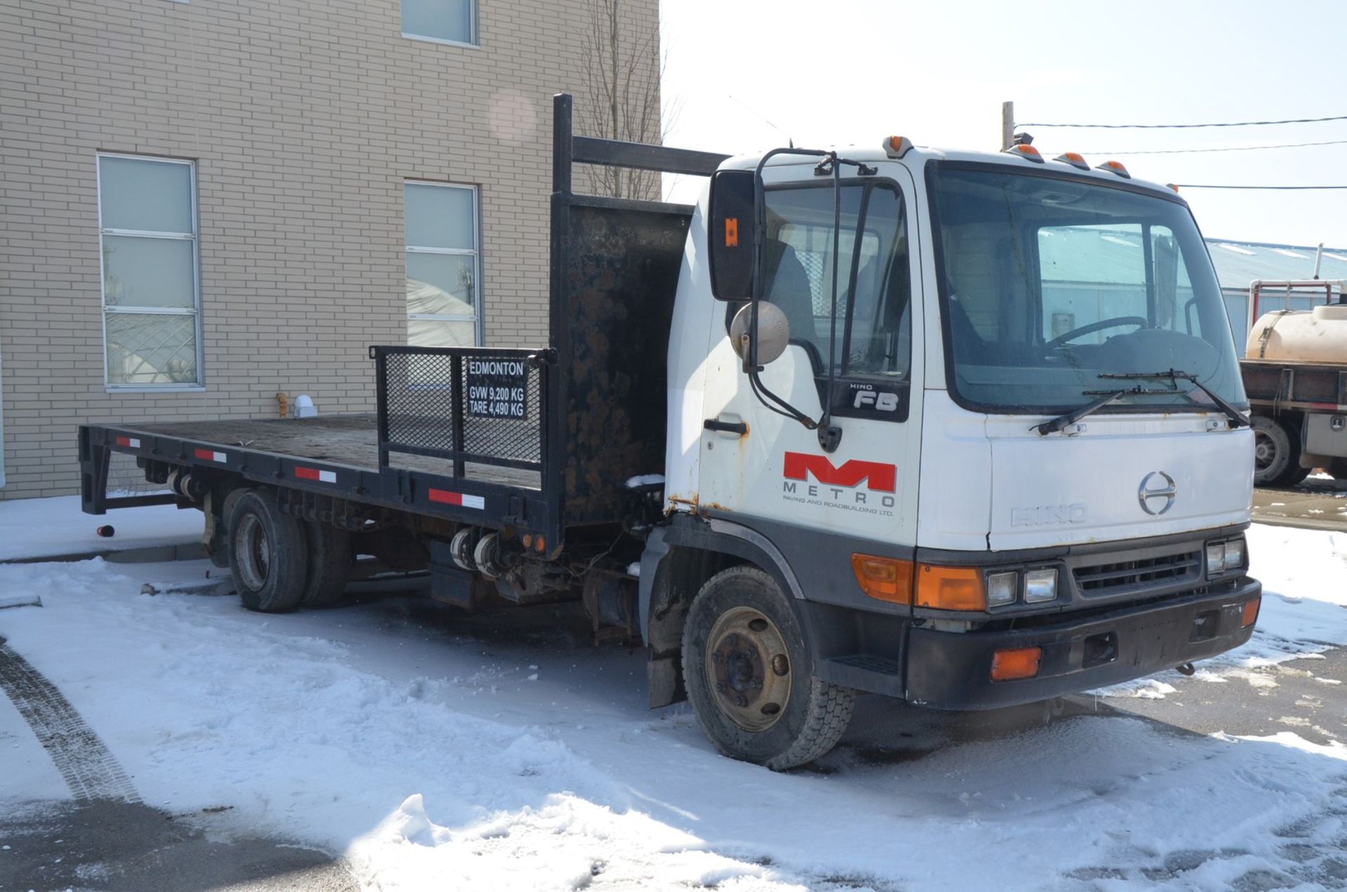 HINO (2004) FB FLAT DECK CAB FORWARD TRUCK WITH 5.3-LITER DIESEL ENGINE, AUTO, RWD, DUALLY, - Image 3 of 15