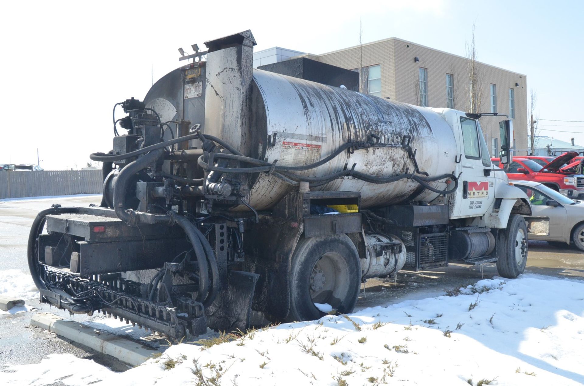 INTERNATIONAL (2006) DT466 7300 SFA 4X2 TACK TRUCK WITH INTERNATIONAL DT466/MAXXFORCE DT 7.6-LITER - Image 4 of 17