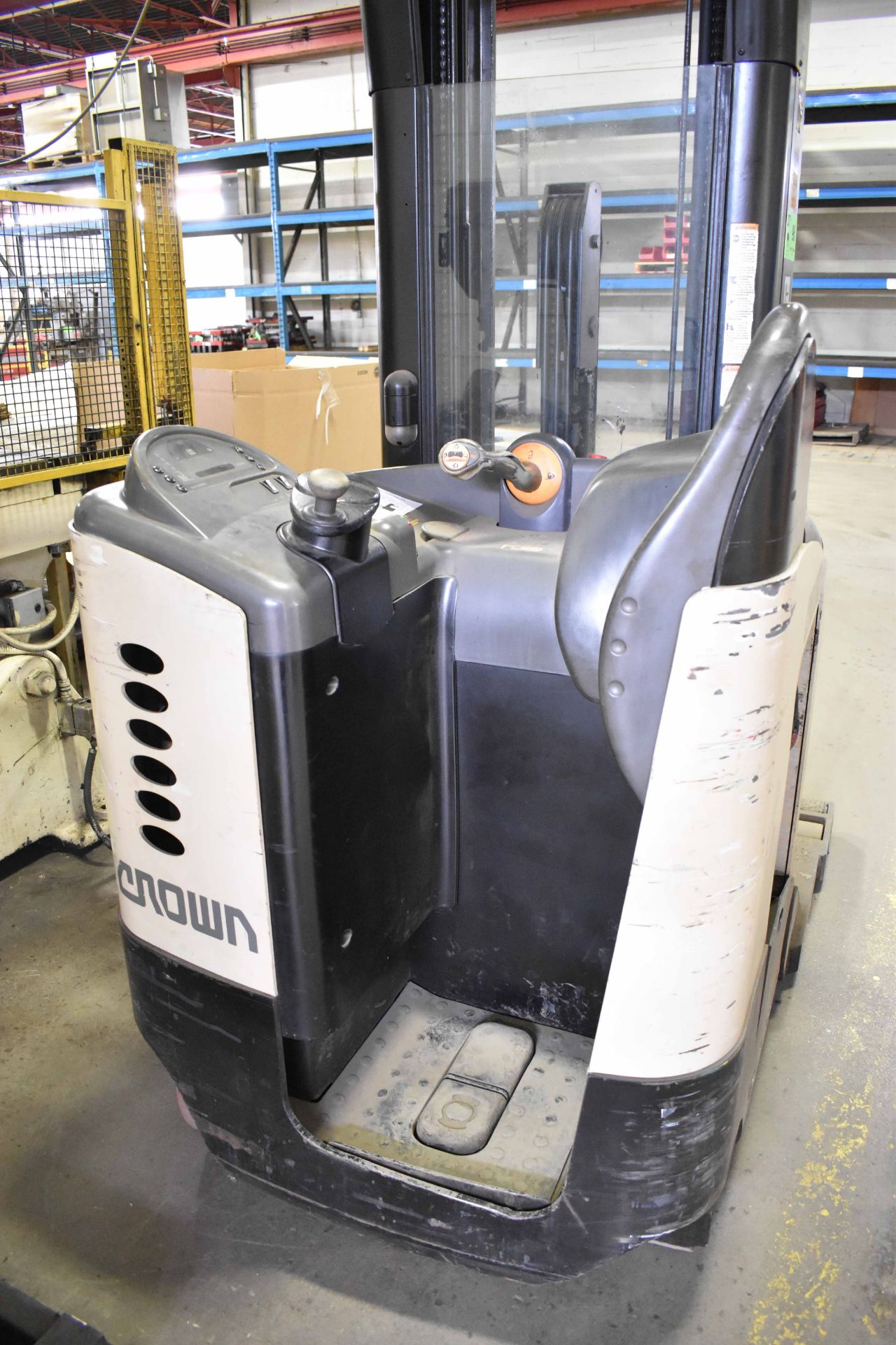 CROWN RR5020-45 4,500 LB. CAPACITY 36V ELECTRIC REACH TRUCK WITH 240" MAX. LIFT HEIGHT, 2 STAGE - Image 4 of 8