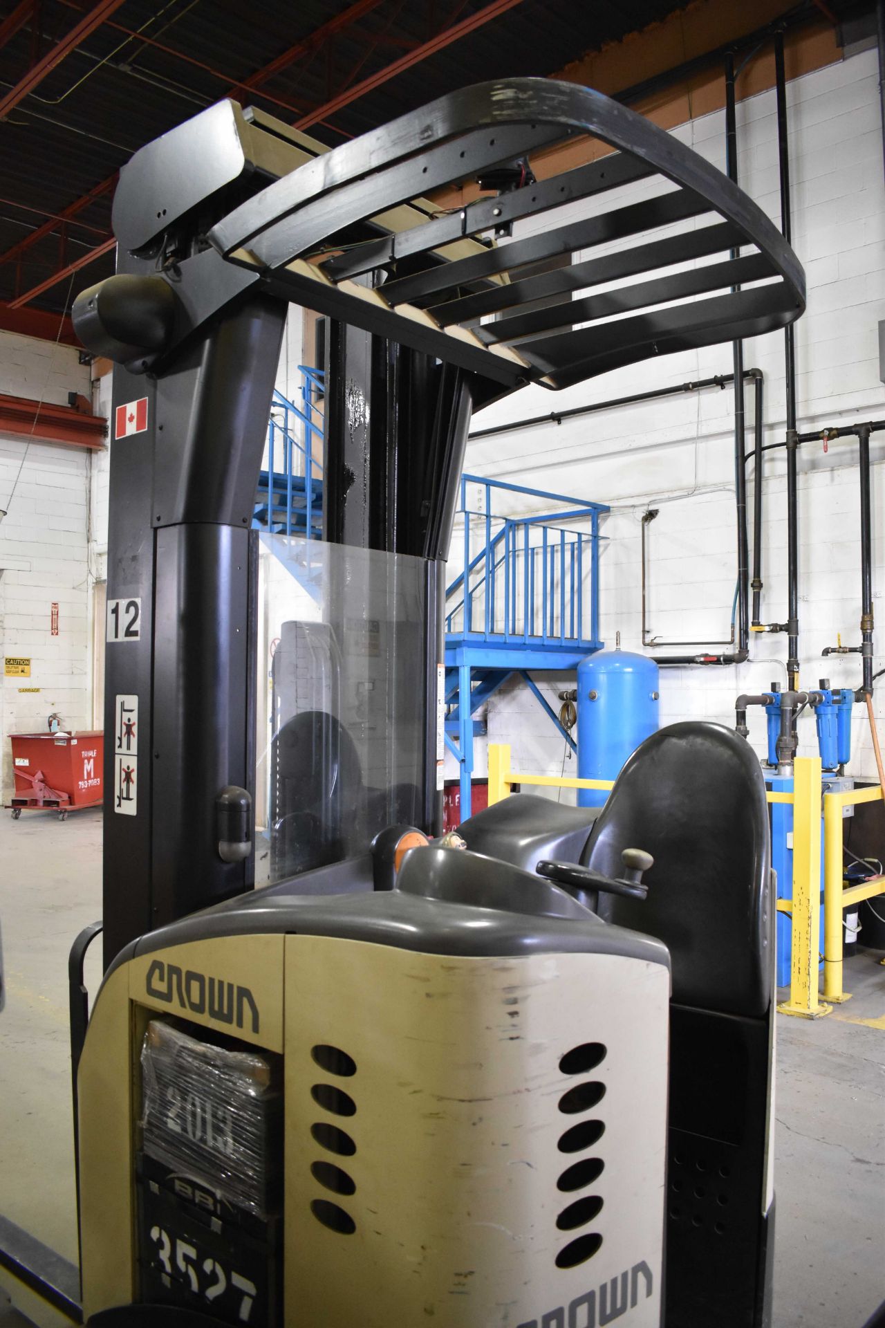 CROWN RR5020-45 4,500 LB. CAPACITY 36V ELECTRIC REACH TRUCK WITH 240" MAX. LIFT HEIGHT, 2 STAGE - Image 3 of 8