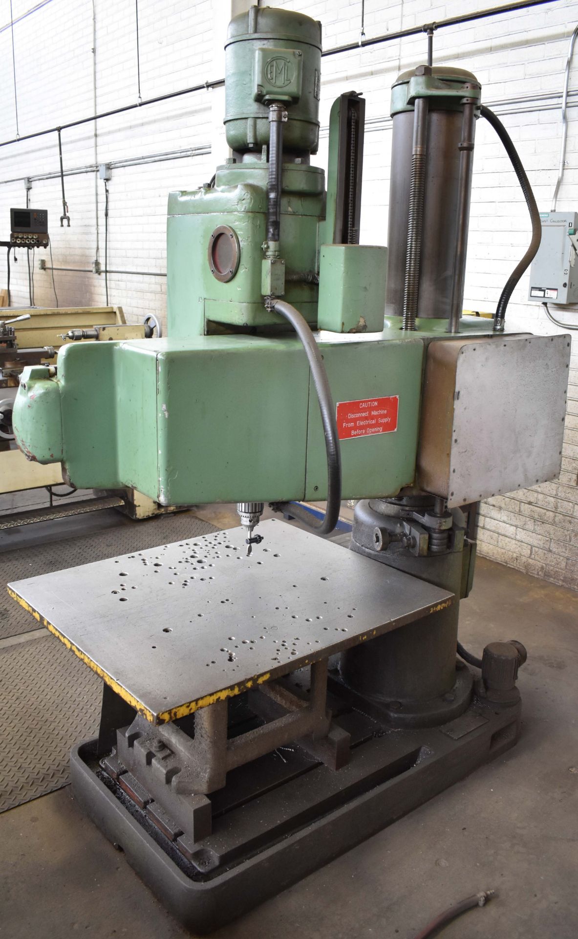 MFG. UNKNOWN 3' RADIAL ARM DRILL WITH SPEEDS TO 2100 RPM, 45" COLUMN, 21"X16.5"X16"H T-SLOT BOX - Image 4 of 5