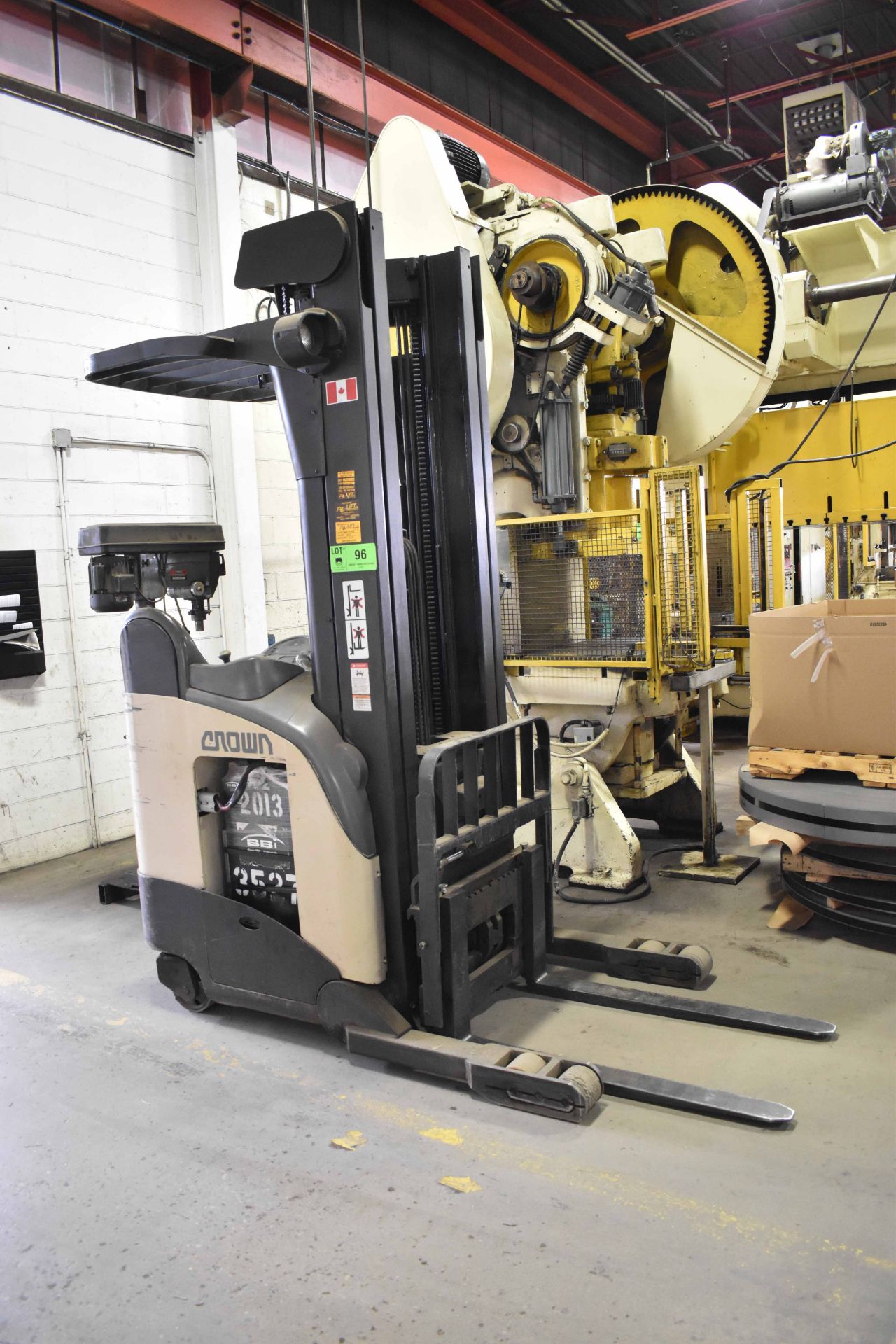 CROWN RR5020-45 4,500 LB. CAPACITY 36V ELECTRIC REACH TRUCK WITH 240" MAX. LIFT HEIGHT, 2 STAGE - Image 2 of 8