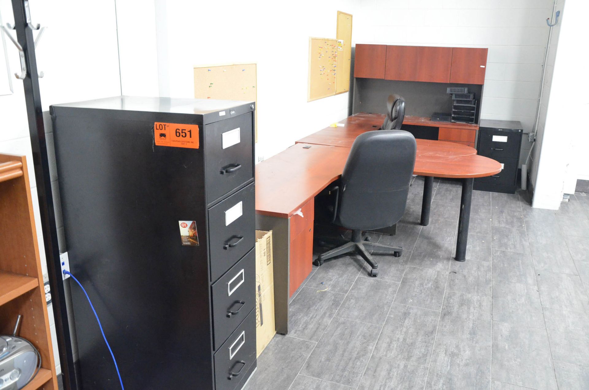 LOT/ OFFICE FURNITURE