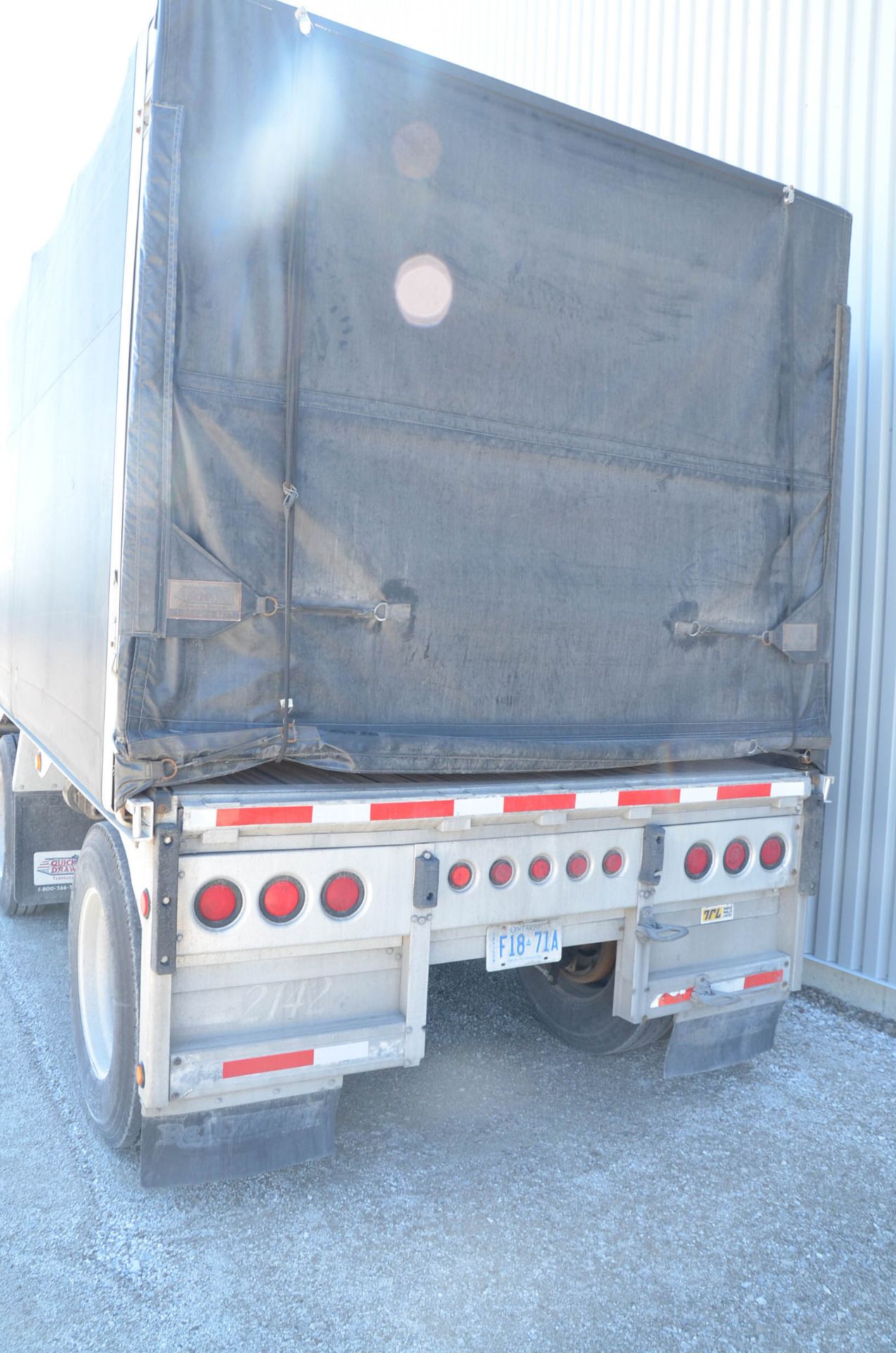 REITNOUER (1999) TANDEM AXLE ALUMINUM FLAT-DECK TRAILER, ROLL TITE QUICK DRAW TARP SYSTEM, VIN: - Image 7 of 12