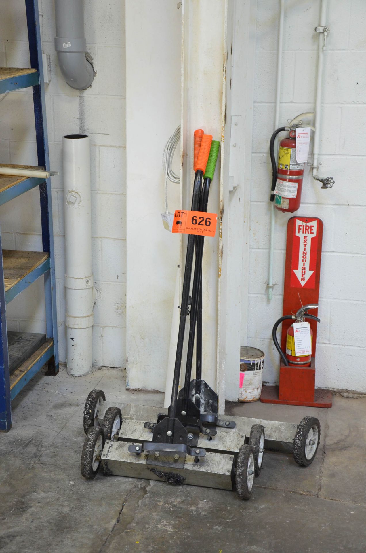 LOT/ MAGNETIC FLOOR SWEEPERS