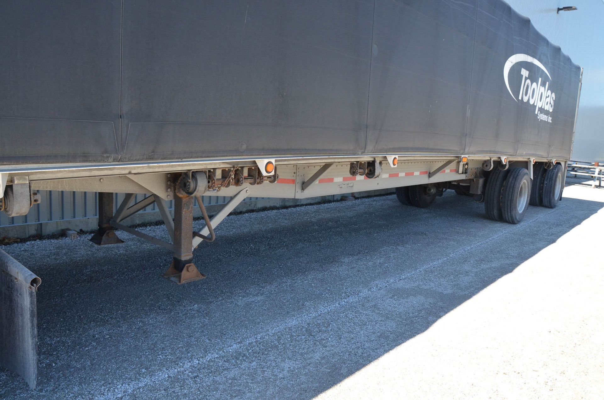 REITNOUER (1999) TANDEM AXLE ALUMINUM FLAT-DECK TRAILER, ROLL TITE QUICK DRAW TARP SYSTEM, VIN: - Image 4 of 12