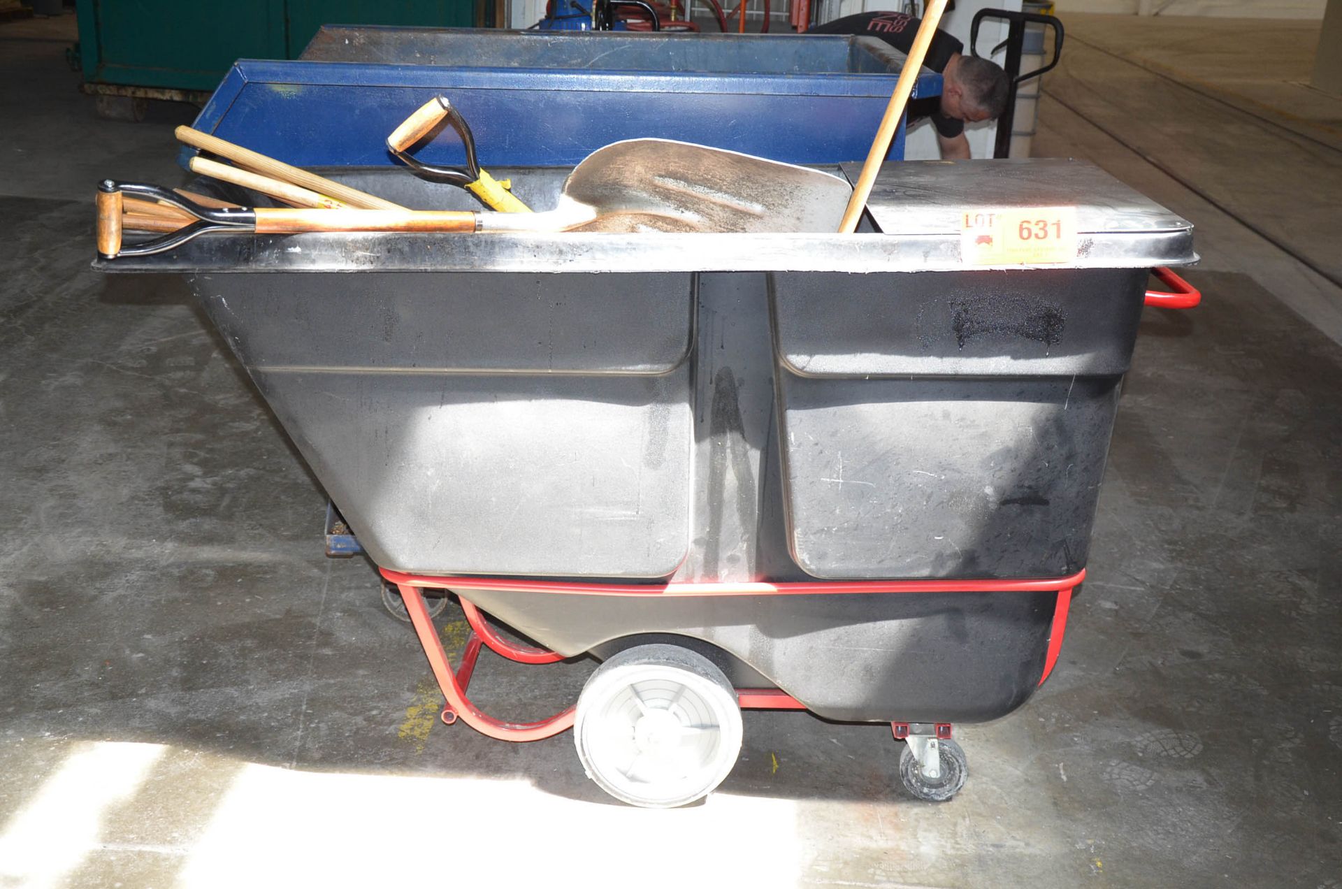 LOT/ DUMPING HOPPER WITH CLEANING IMPLEMENTS