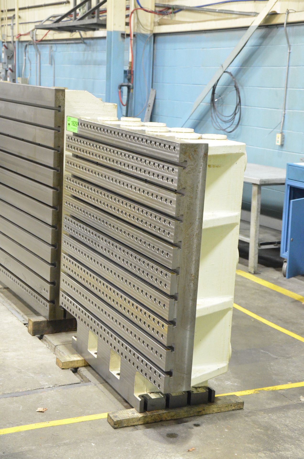 59 "W x 55 "H ANGLE PLATE WITH FCS SYSTEM CLAMPING (CI) [RIGGING FEES FOR LOT #1629 - $50 USD PLUS - Image 2 of 3