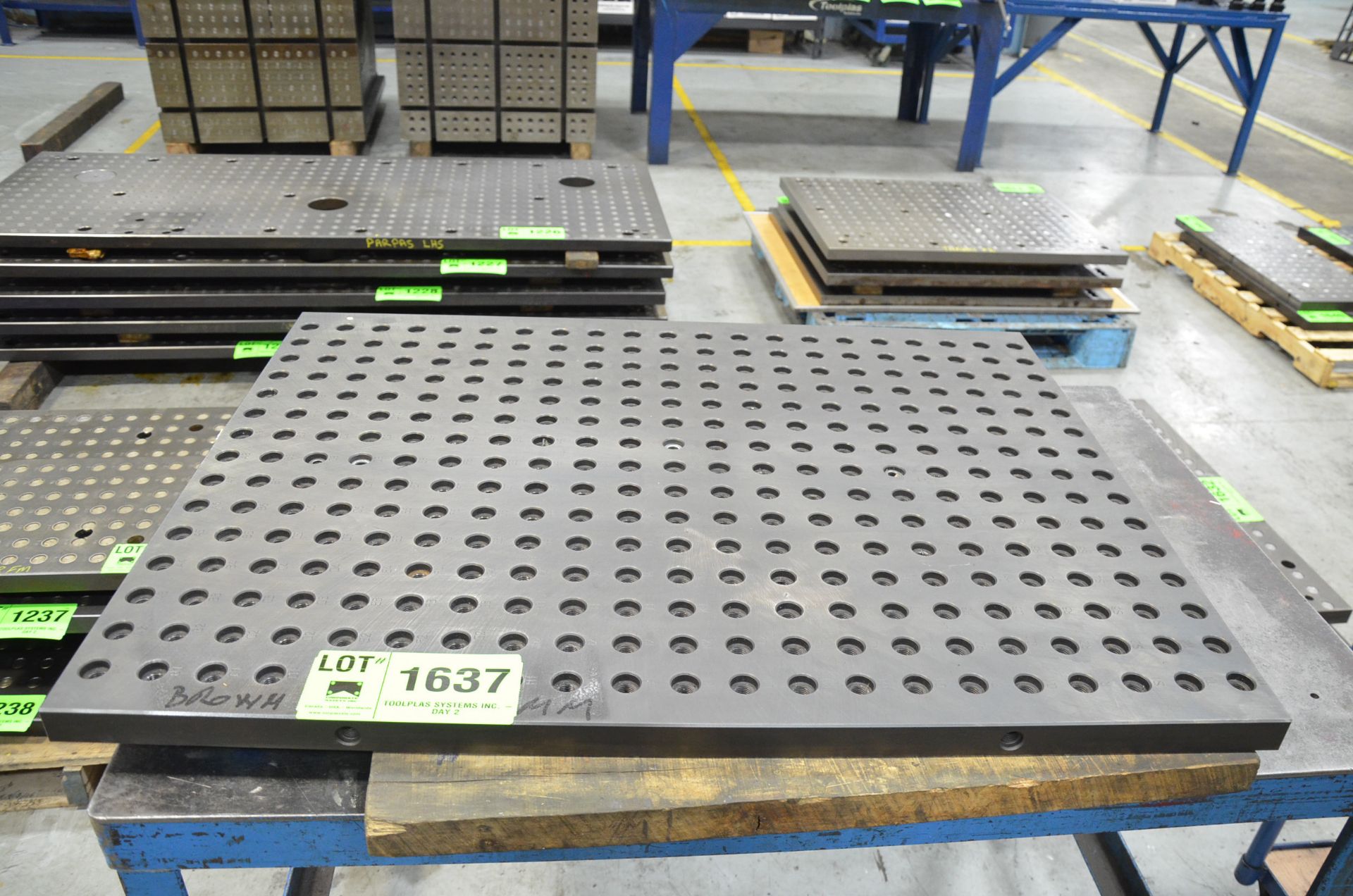 31.50 "W x 41.50 "L PLATE WITH FCS SYSTEM CLAMPING (CI) [RIGGING FEES FOR LOT #1637 - $50 USD PLUS