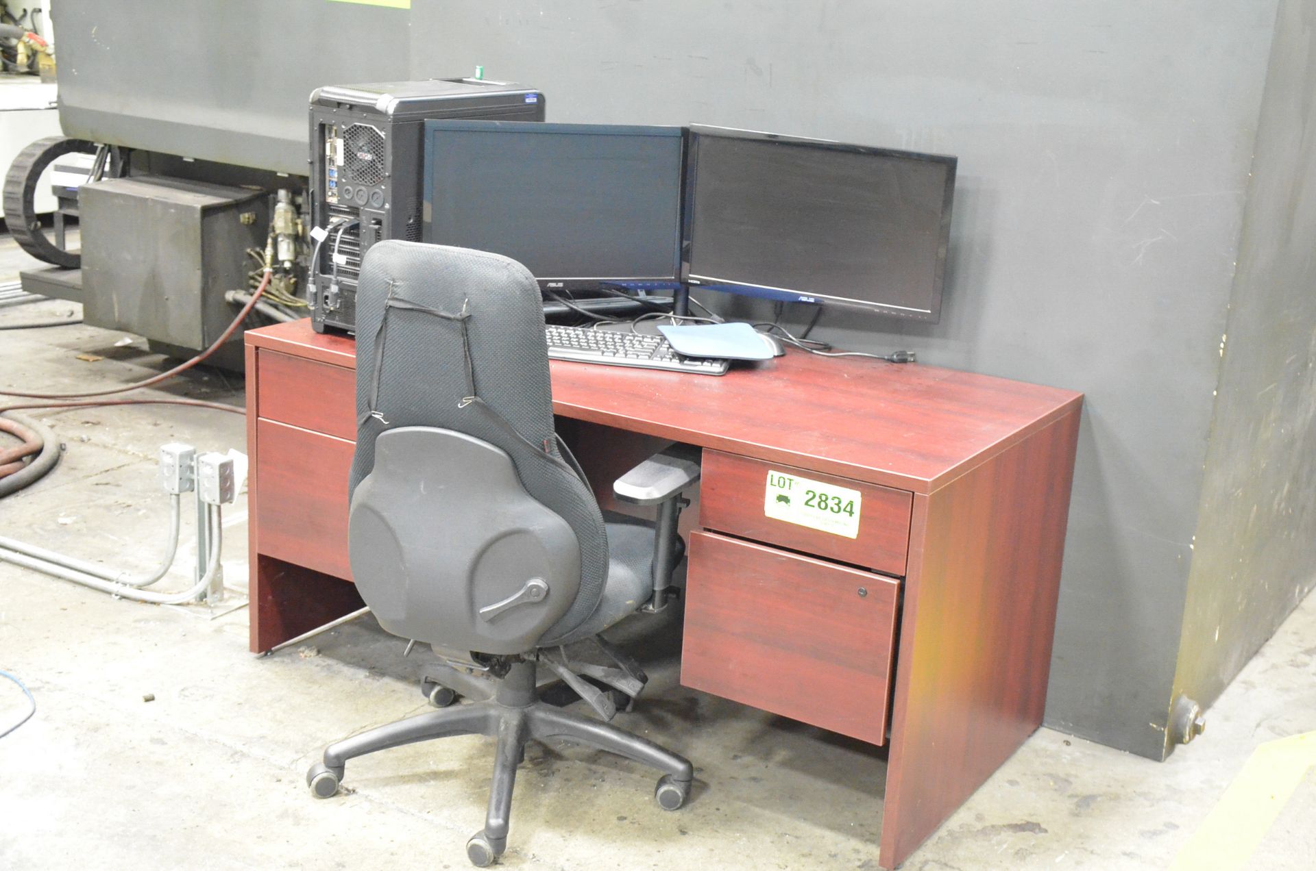 LOT/ DESK WITH CHAIR, DUAL FLATSCREEN MONITORS AND ACCESSORIES (PC NOT INCLUDED)