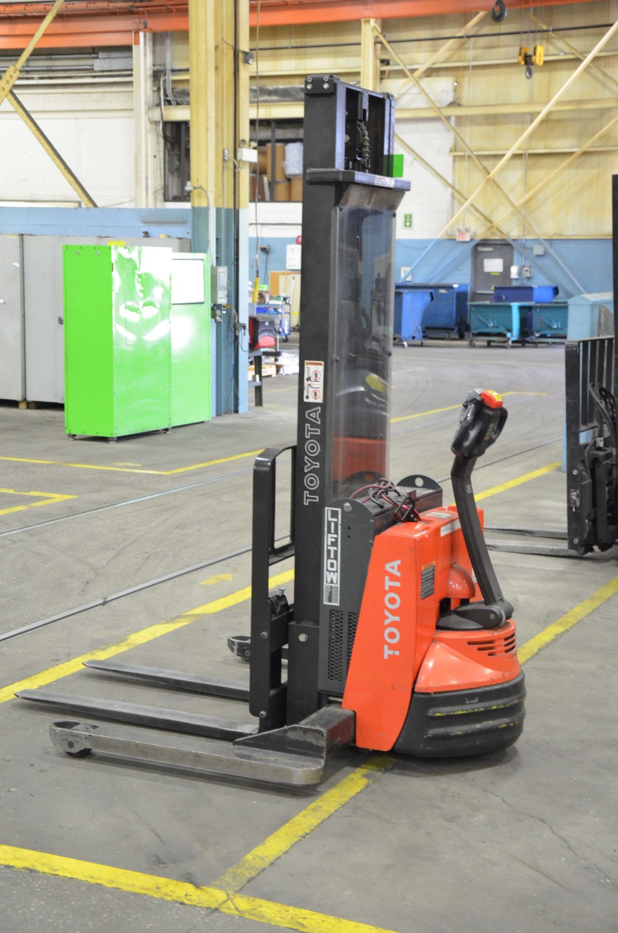 TOYOTA 7BWS13 24V 2500 LB. CAPACITY WALK-BEHIND ELECTRIC PALLET STACKER WITH 143" MAX. LIFT - Image 3 of 8