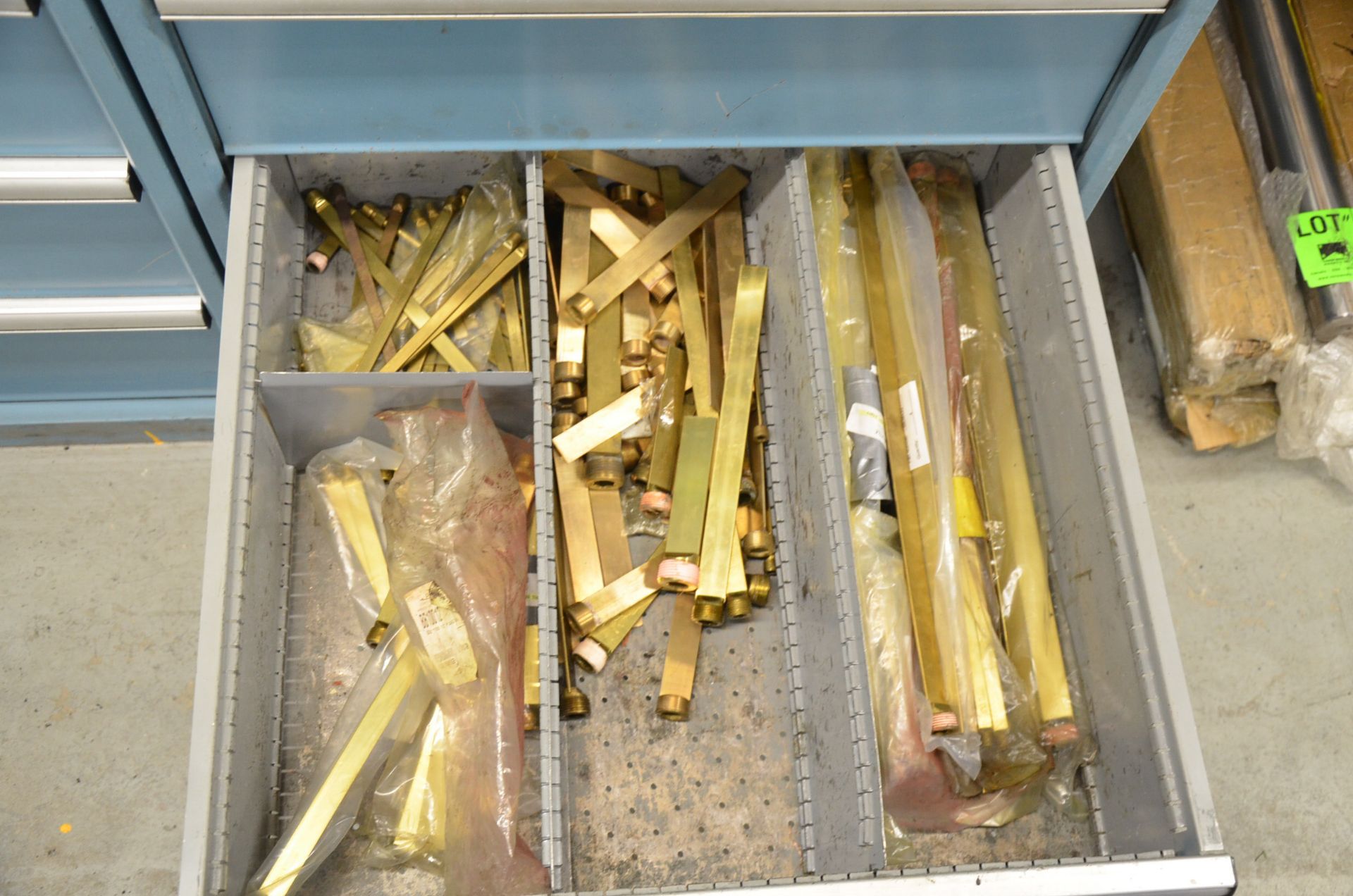 LOT/ CONTENTS OF 8-DRAWER TOOL CABINET - BRASS FITTINGS AND BAFFLE BARS - Image 3 of 9