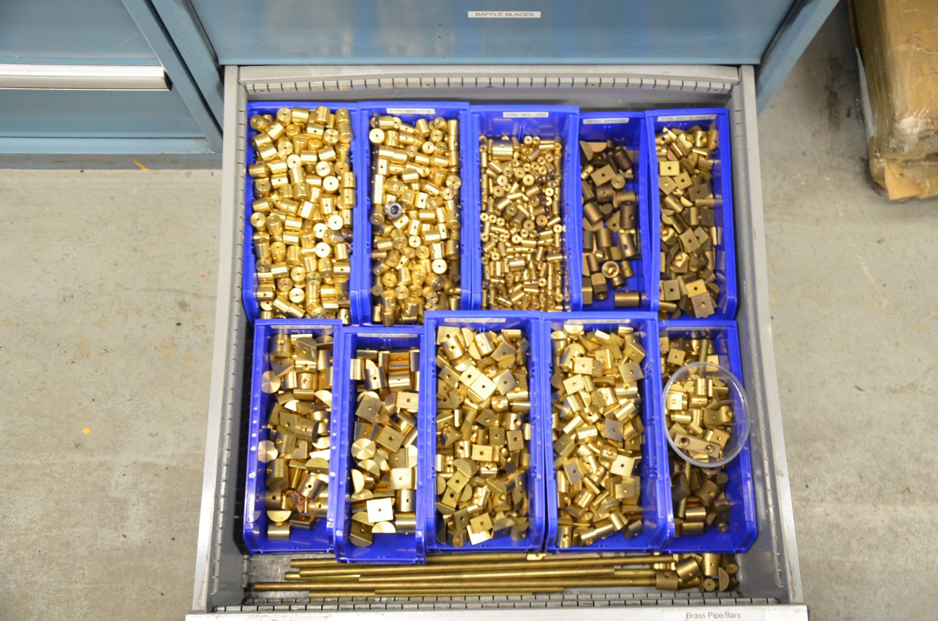 LOT/ CONTENTS OF 8-DRAWER TOOL CABINET - BRASS FITTINGS AND BAFFLE BARS - Image 2 of 9