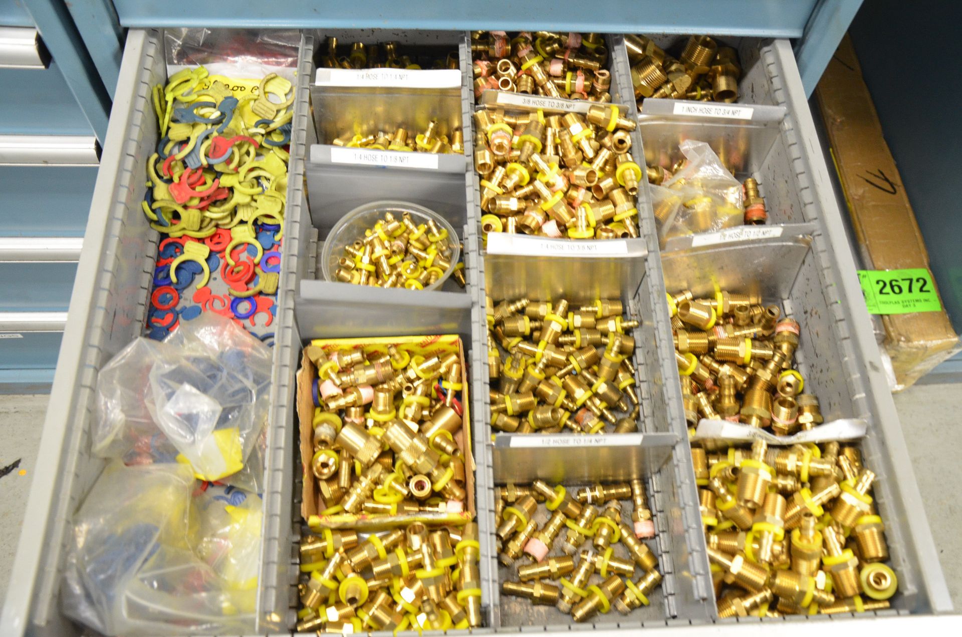 LOT/ CONTENTS OF 8-DRAWER TOOL CABINET - BRASS FITTINGS AND BAFFLE BARS - Image 5 of 9