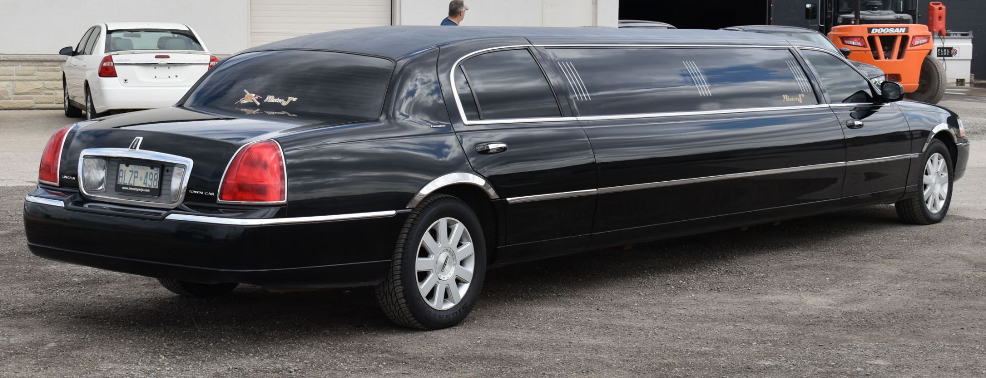 LINCOLN (2005) TOWN CAR 8 PASSENGER STRETCH LIMOUSINE WITH 8 CYLINDER 4.6L GAS ENGINE, 240,687KM ( - Image 4 of 20