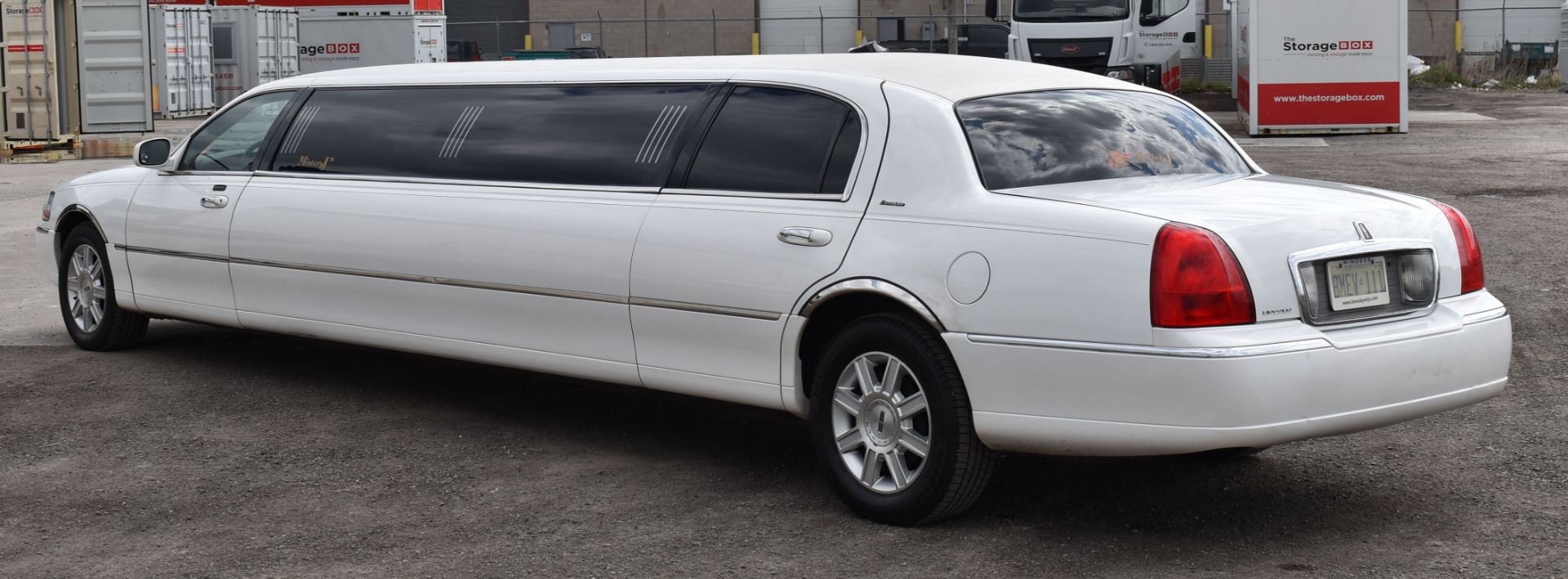 LINCOLN (2007) TOWN CAR 8 PASSENGER STRETCH LIMOUSINE WITH 8 CYLINDER 4.6L GAS ENGINE, 280,461KM ( - Image 6 of 23