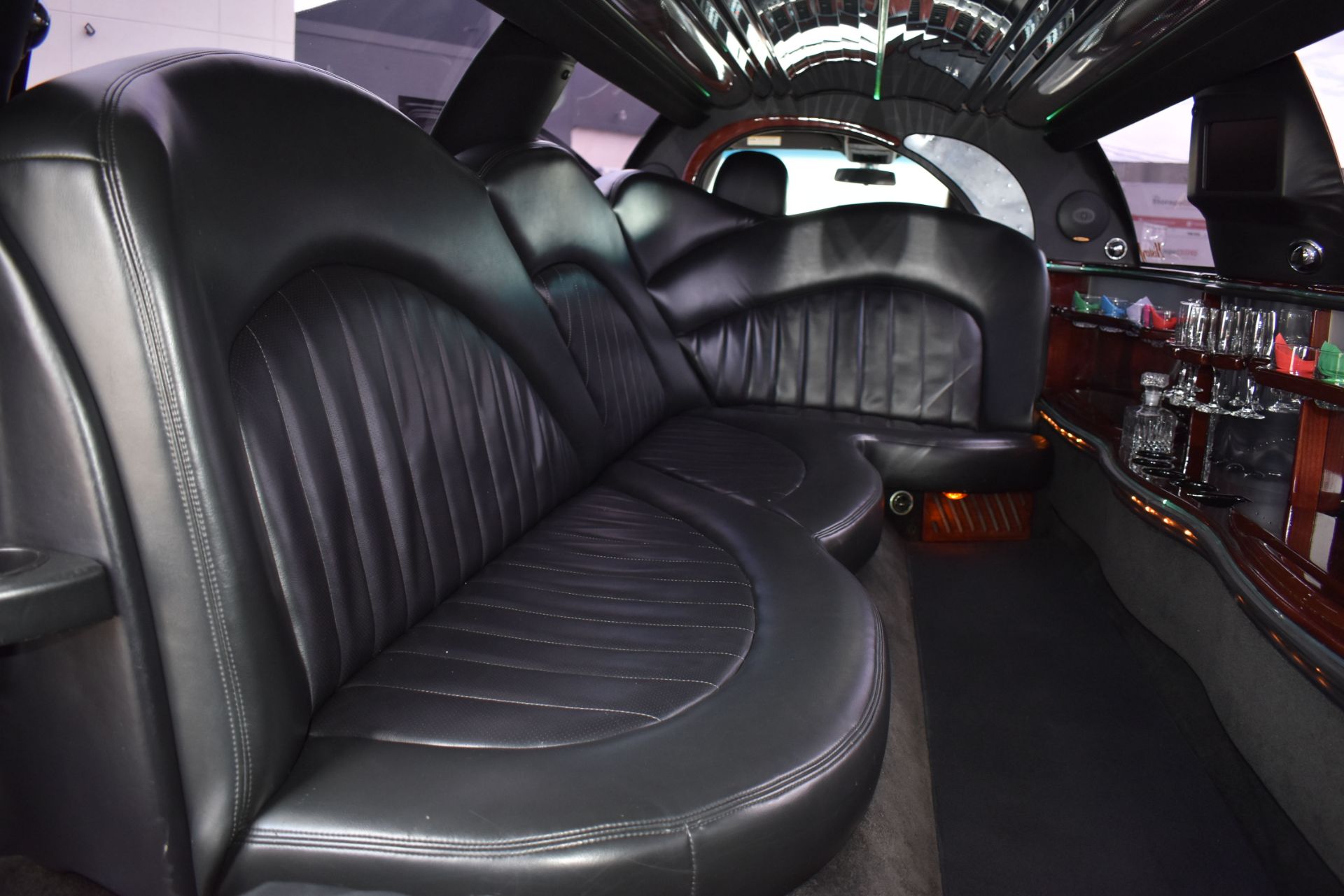 LINCOLN (2005) TOWN CAR 8 PASSENGER STRETCH LIMOUSINE WITH 8 CYLINDER 4.6L GAS ENGINE, 240,687KM ( - Image 18 of 20