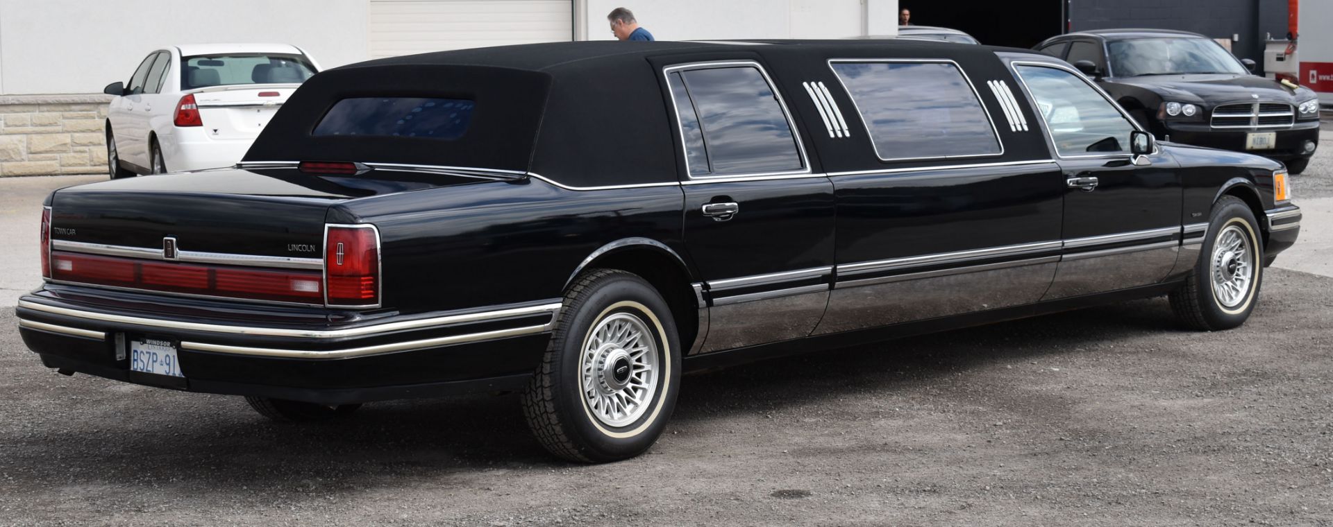 LINCOLN (1992) TOWN CAR 4 PASSENGER STRETCH LIMOUSINE WITH 8 CYLINDER 4.6L GAS ENGINE, 321,116KM ( - Image 4 of 21