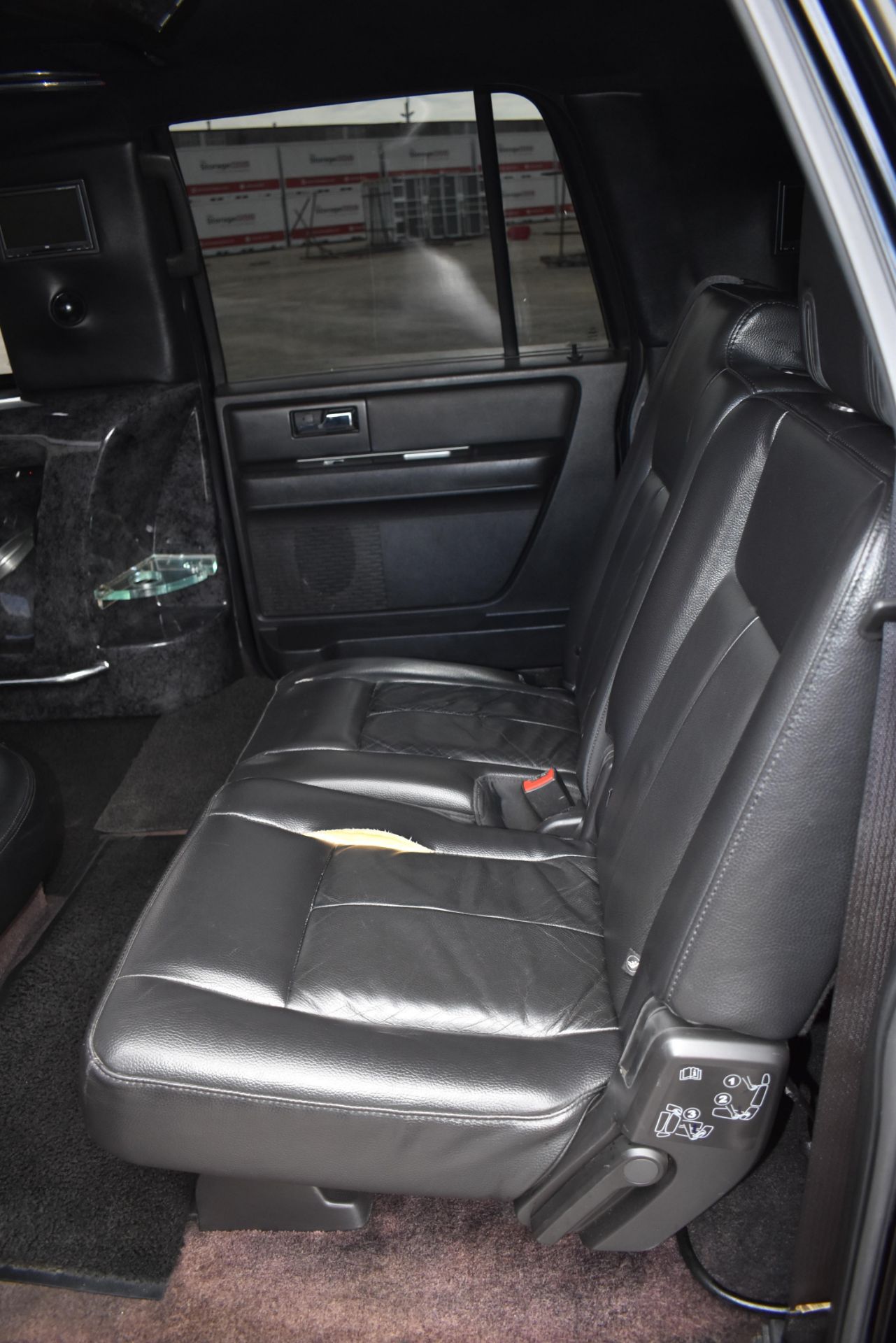 FORD (2008) EXPEDITION 14 PASSENGER STRETCH LIMOUSINE WITH 8 CYLINDER 5.4L GAS ENGINE, 177,845KM ( - Image 18 of 26