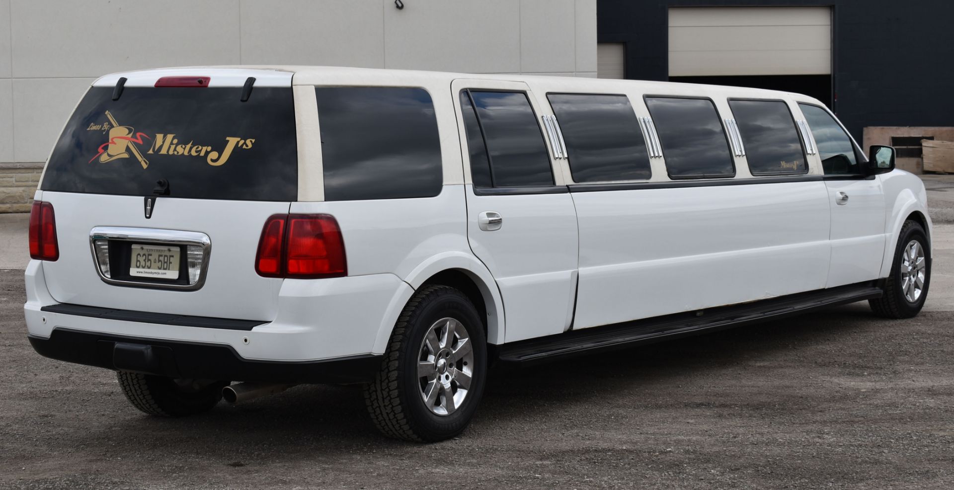 LINCOLN (2006) NAVIGATOR 14 PASSENGER STRETCH LIMOUSINE WITH 8 CYLINDER 5.4L GAS ENGINE, 219, - Image 4 of 21
