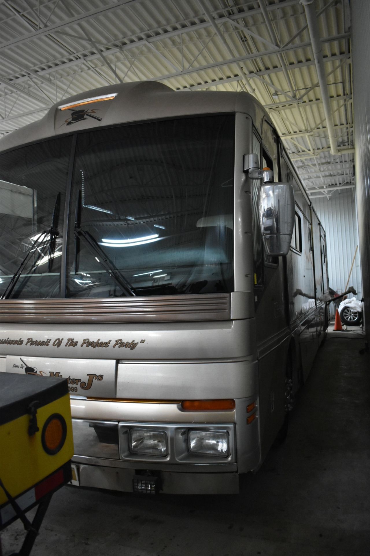 SPARTAN (2003) MOUNTAIN MASTER MOTORHOME WITH FLEETWOOD MODEL W ENCLOSURE, CUMMINS DIESEL ENGINE,